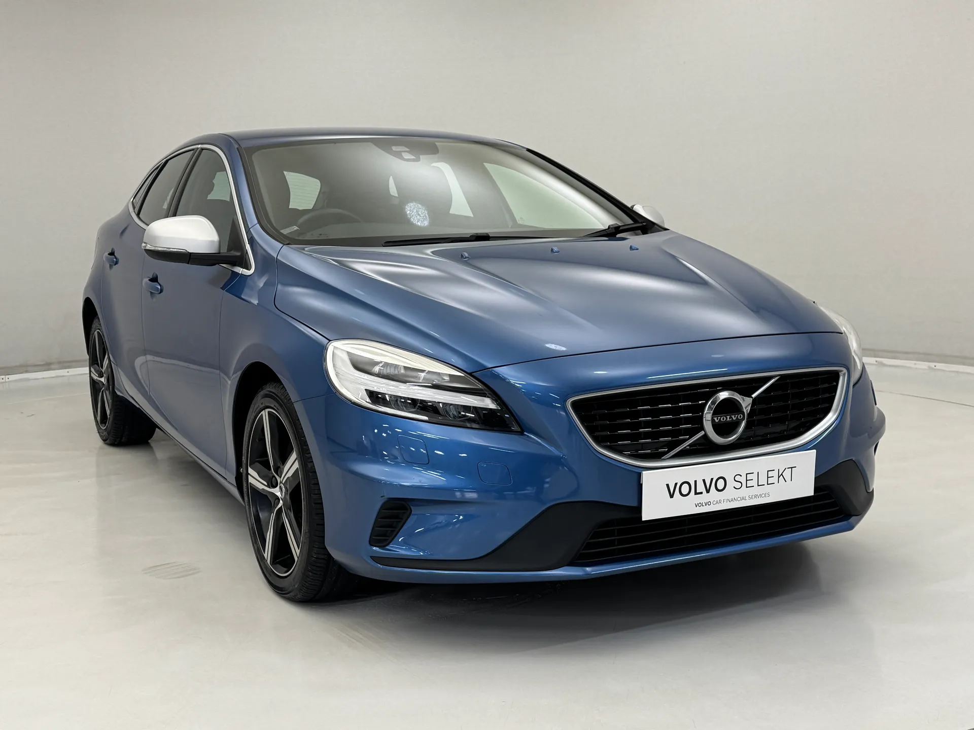 BU67RDY Volvo V40 T2 [122] R DESIGN Nav Plus 5dr Image #1
