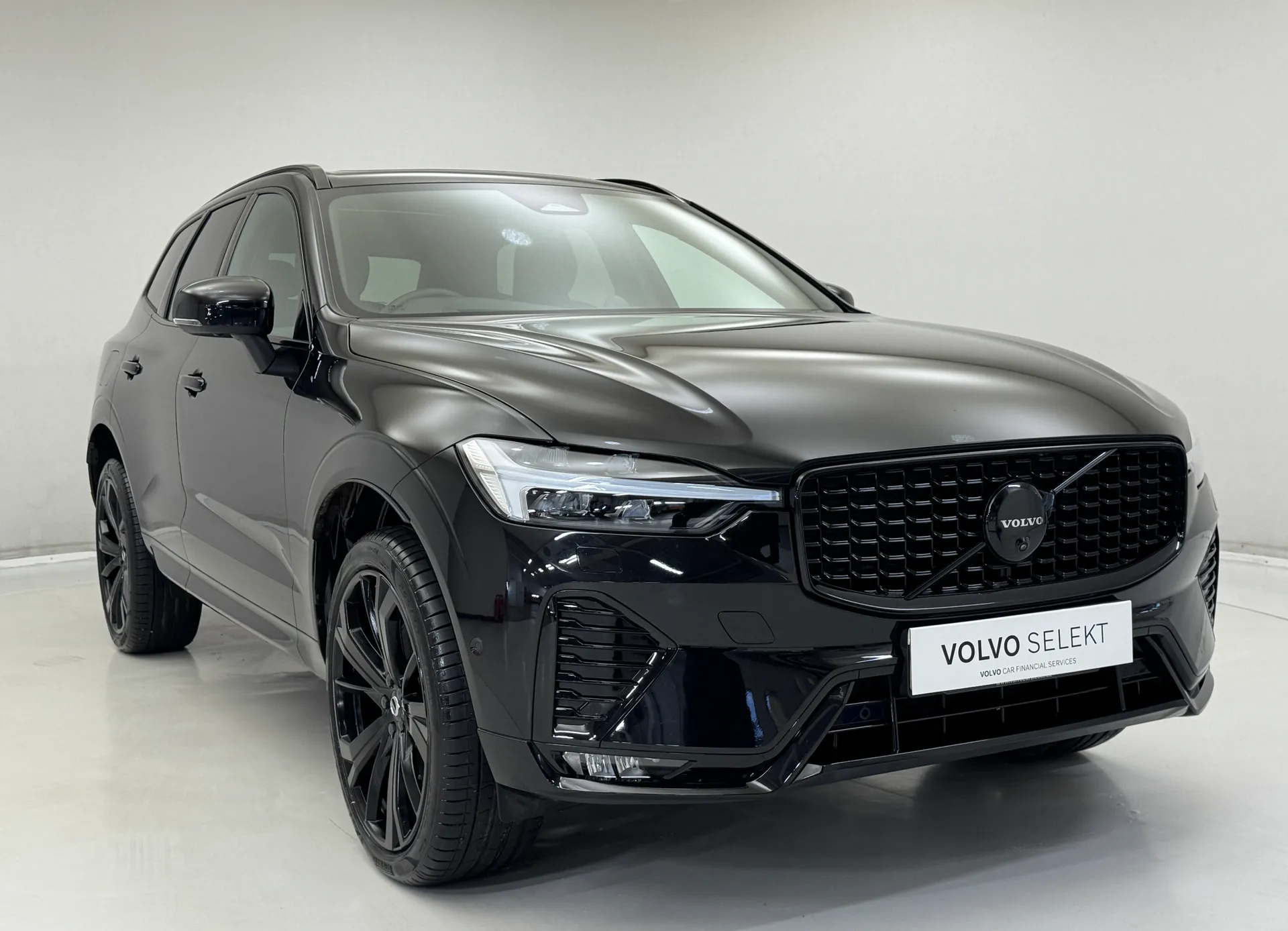 RF74ZSW Volvo XC60 2.0 B5P Ultra Black Edition 5dr AWD Geartronic Image #1