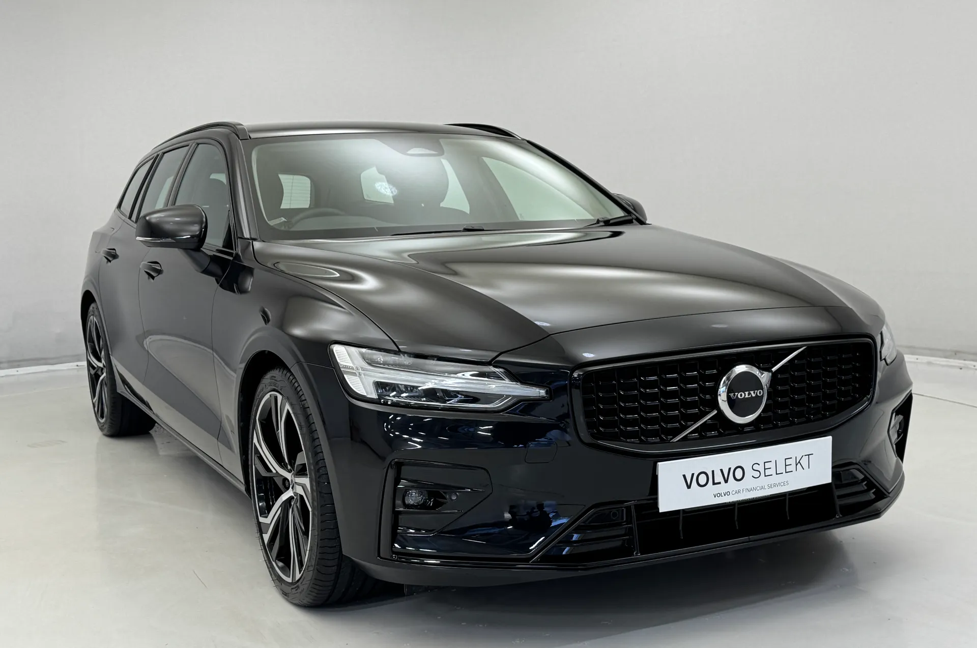 RF74ARO Volvo V60 2.0 B4P Plus Dark 5dr Auto [7 speed] Image #1