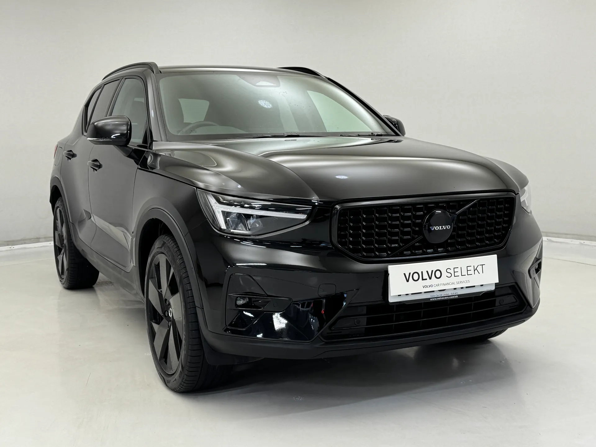 RE25KLV Volvo XC40 2.0 B4P Plus Black Edition 5dr Auto Image #1