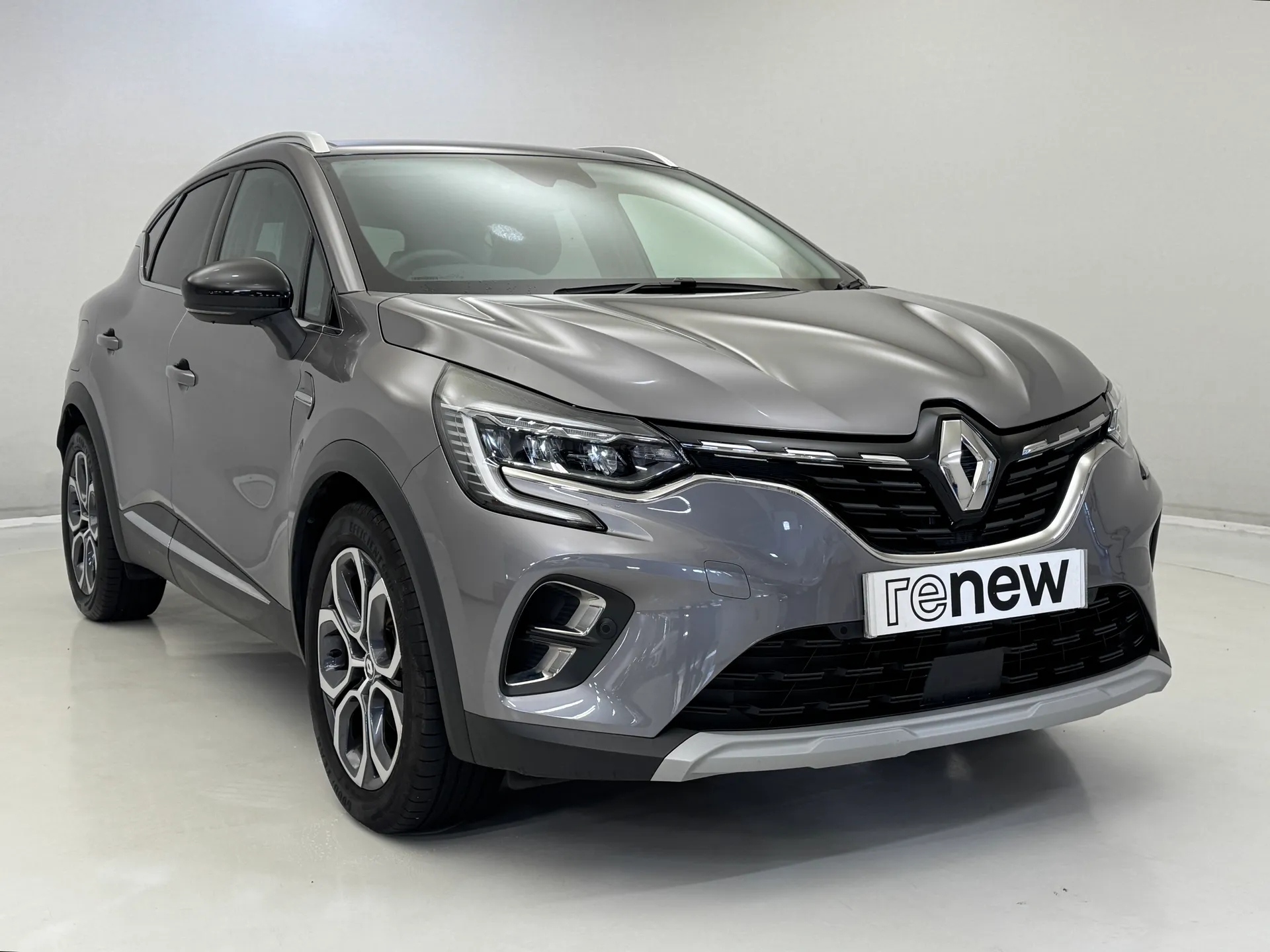 DY73NPC Renault Captur 1.6 E-Tech full hybrid 145 Techno 5dr Auto Image #1