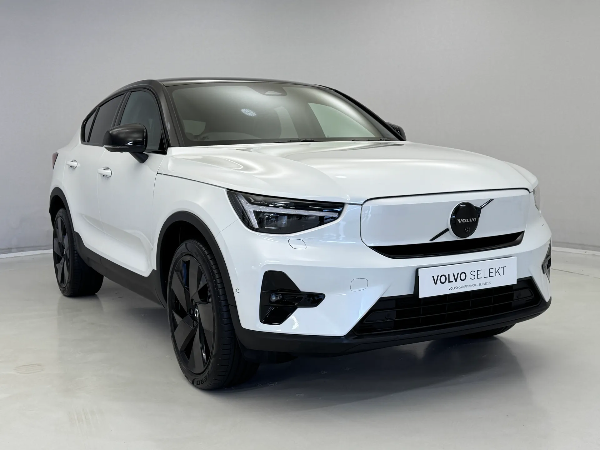 DU75XOH Volvo EC40 185kW Ext Range Ultra Black Edition 82kWh 5dr Auto Image #1