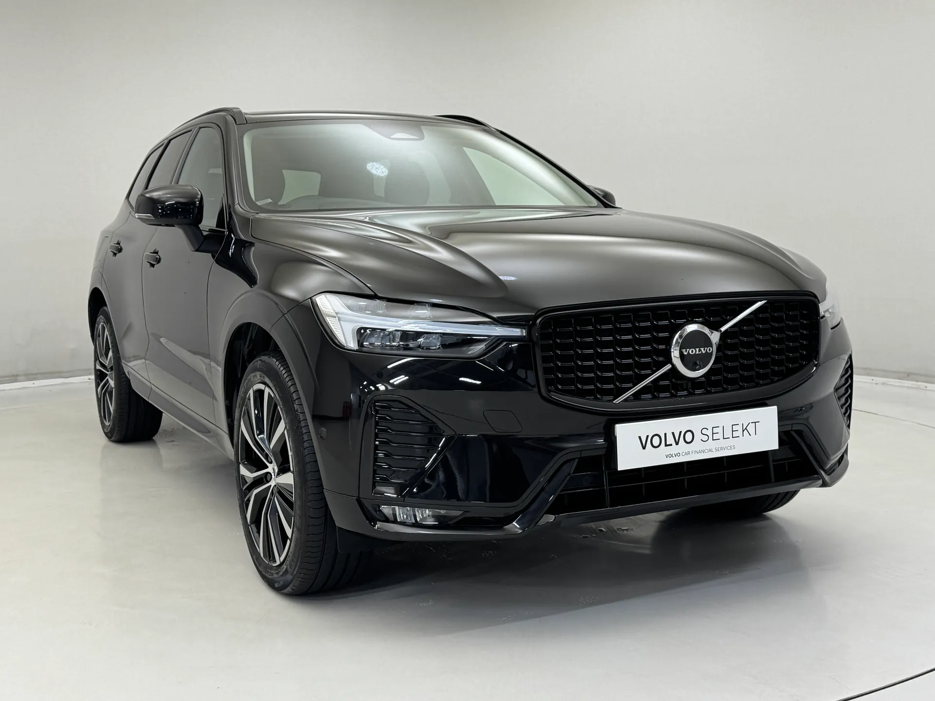 DU25WBN Volvo XC60 2.0 B5P Plus Dark 5dr AWD Geartronic Image #1