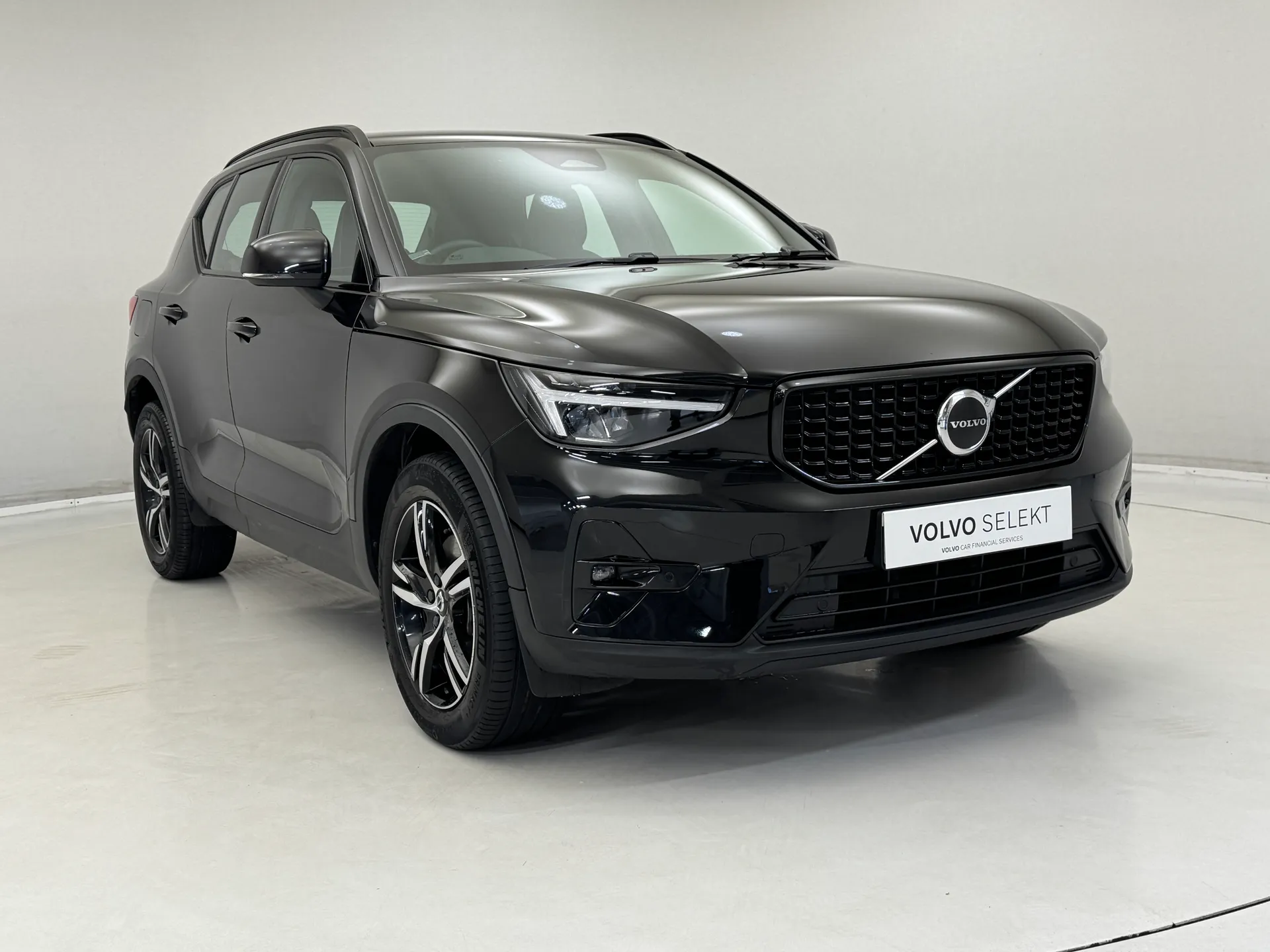 DX23LYA Volvo XC40 2.0 B3P Plus Dark 5dr Auto Image #1