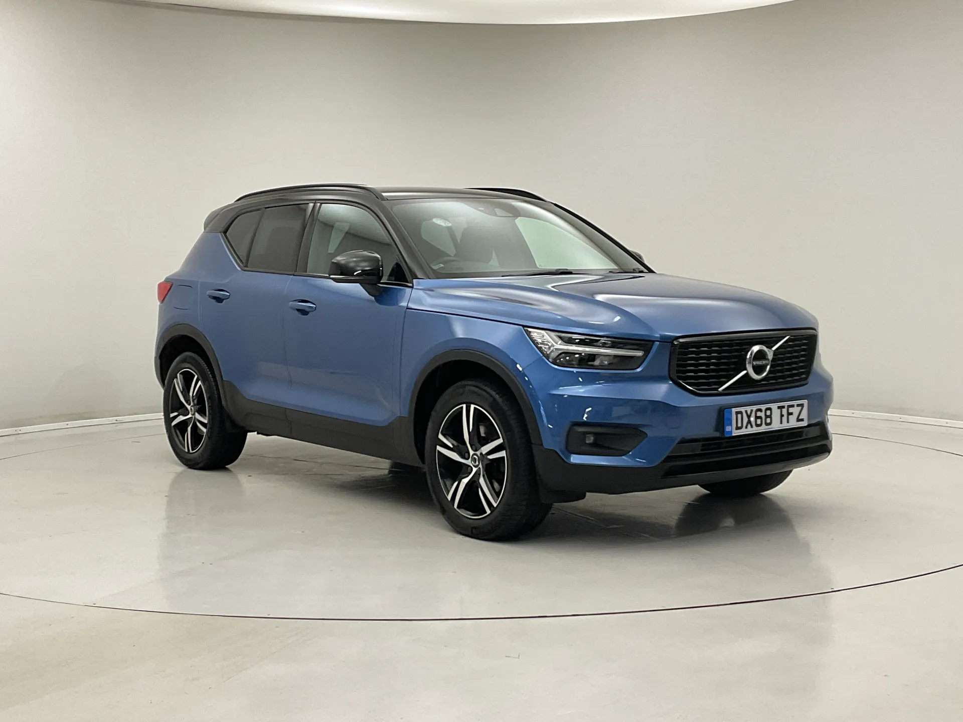 DX68TFZ Volvo XC40 2.0 T4 R DESIGN 5dr AWD Geartronic Image #1