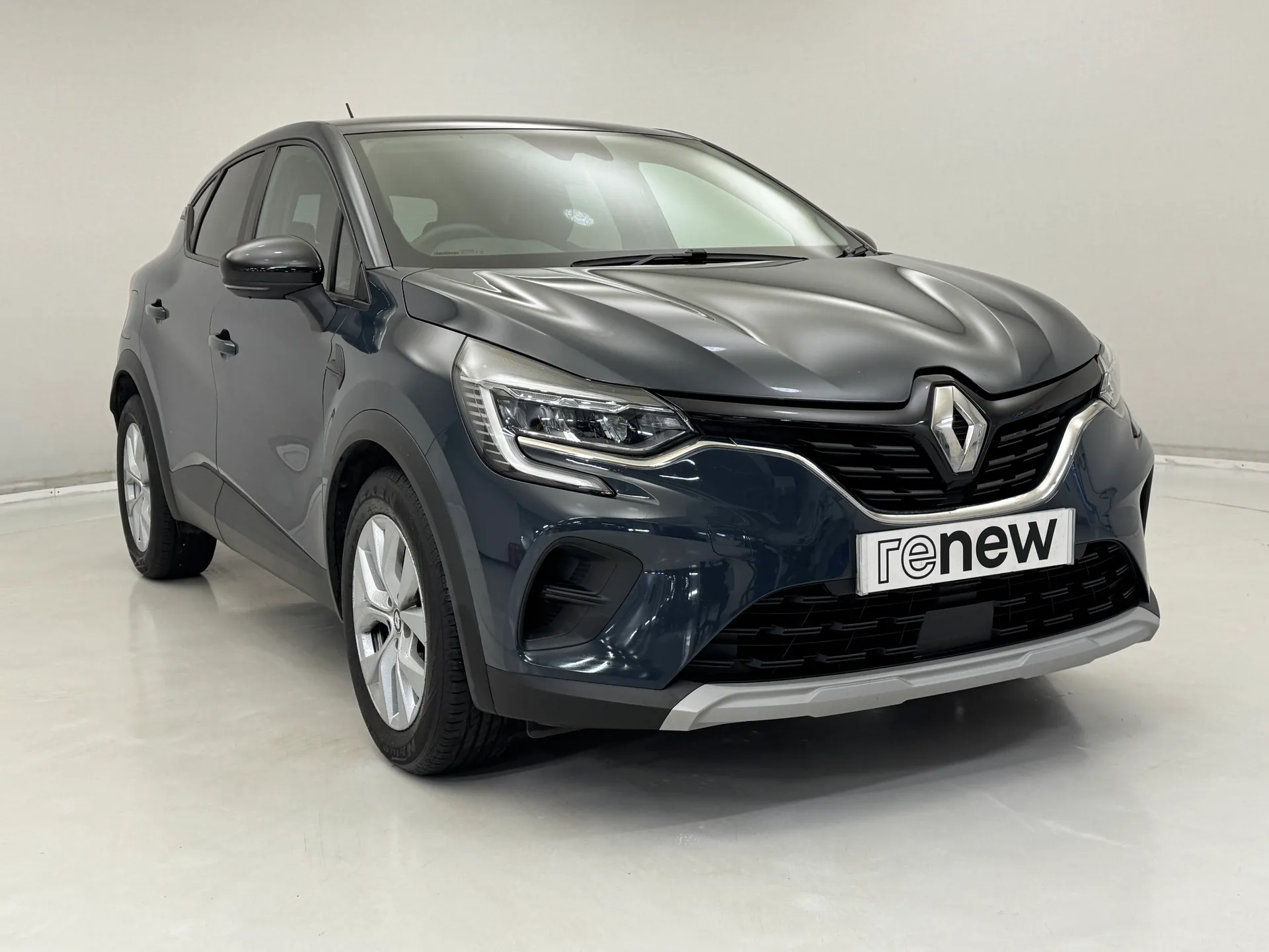 DS22WBP Renault Captur 1.0 TCE 90 Iconic Edition 5dr Image #1