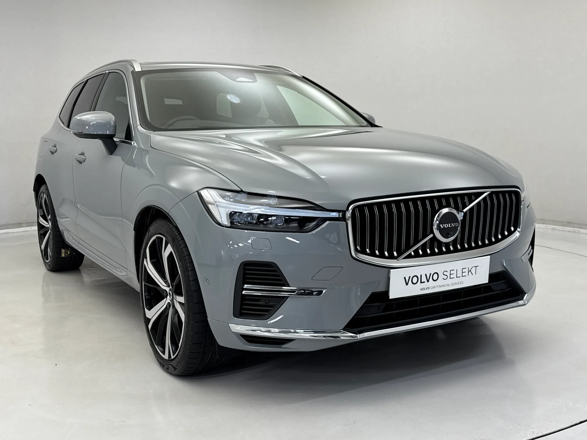 RE25NMV Volvo XC60 2.0 T8 [455] PHEV Ultra Dark 5dr AWD Geartronic Image #1