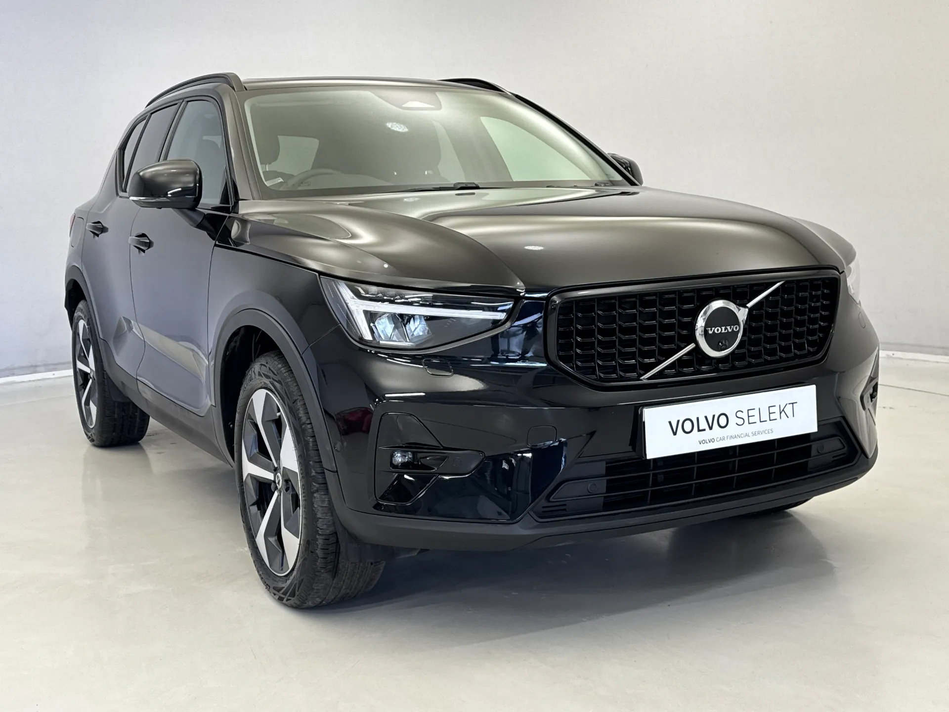 CA23FGE Volvo XC40 2.0 B4P Ultimate Dark 5dr Auto Image #1