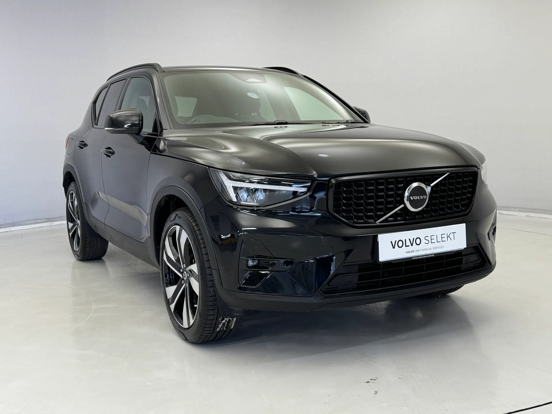 RE25OVX Volvo XC40 2.0 B3P Plus Dark 5dr Auto Image #1