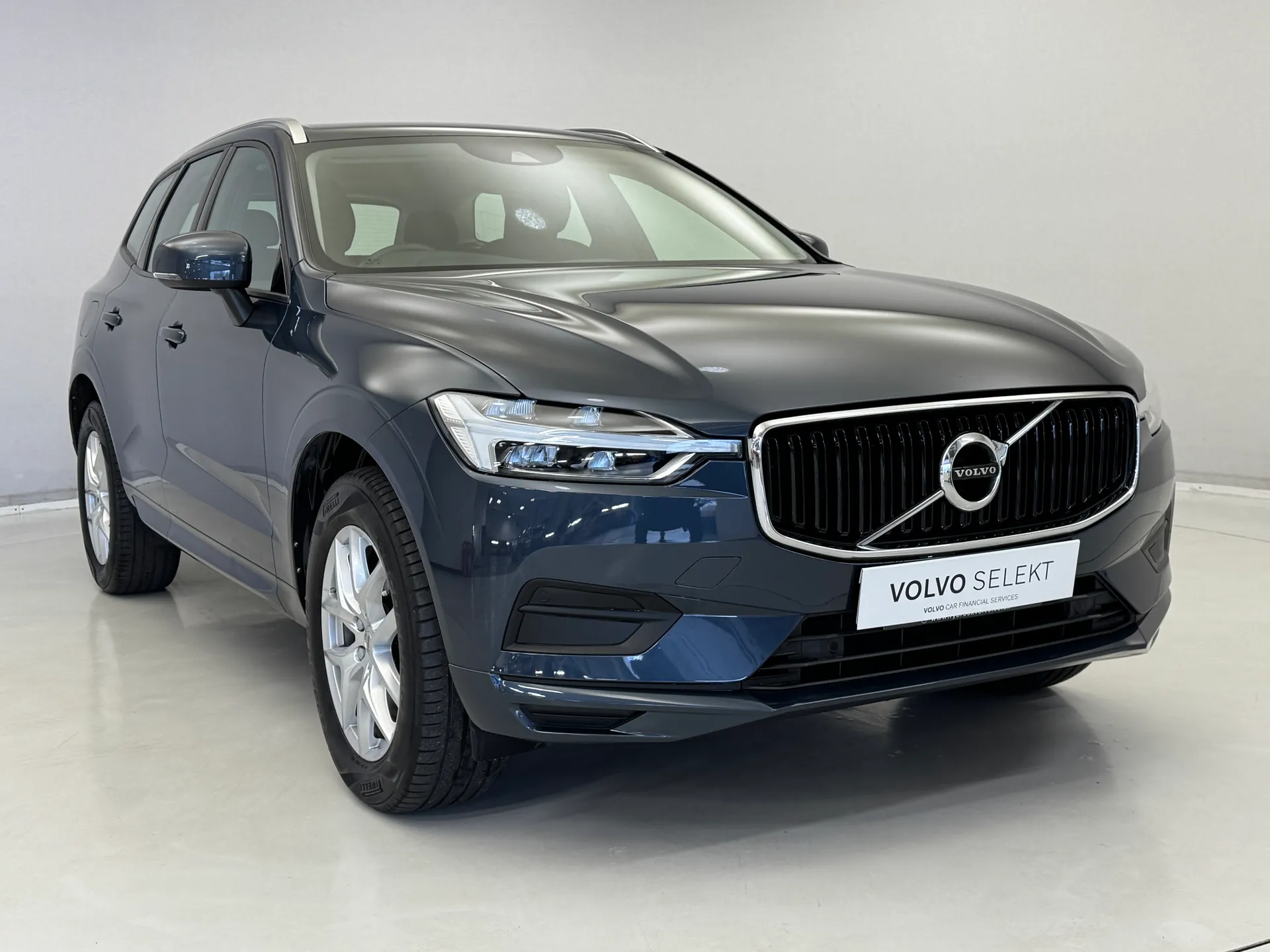 YW68NPG Volvo XC60 2.0 D4 Momentum 5dr AWD Geartronic Image #1
