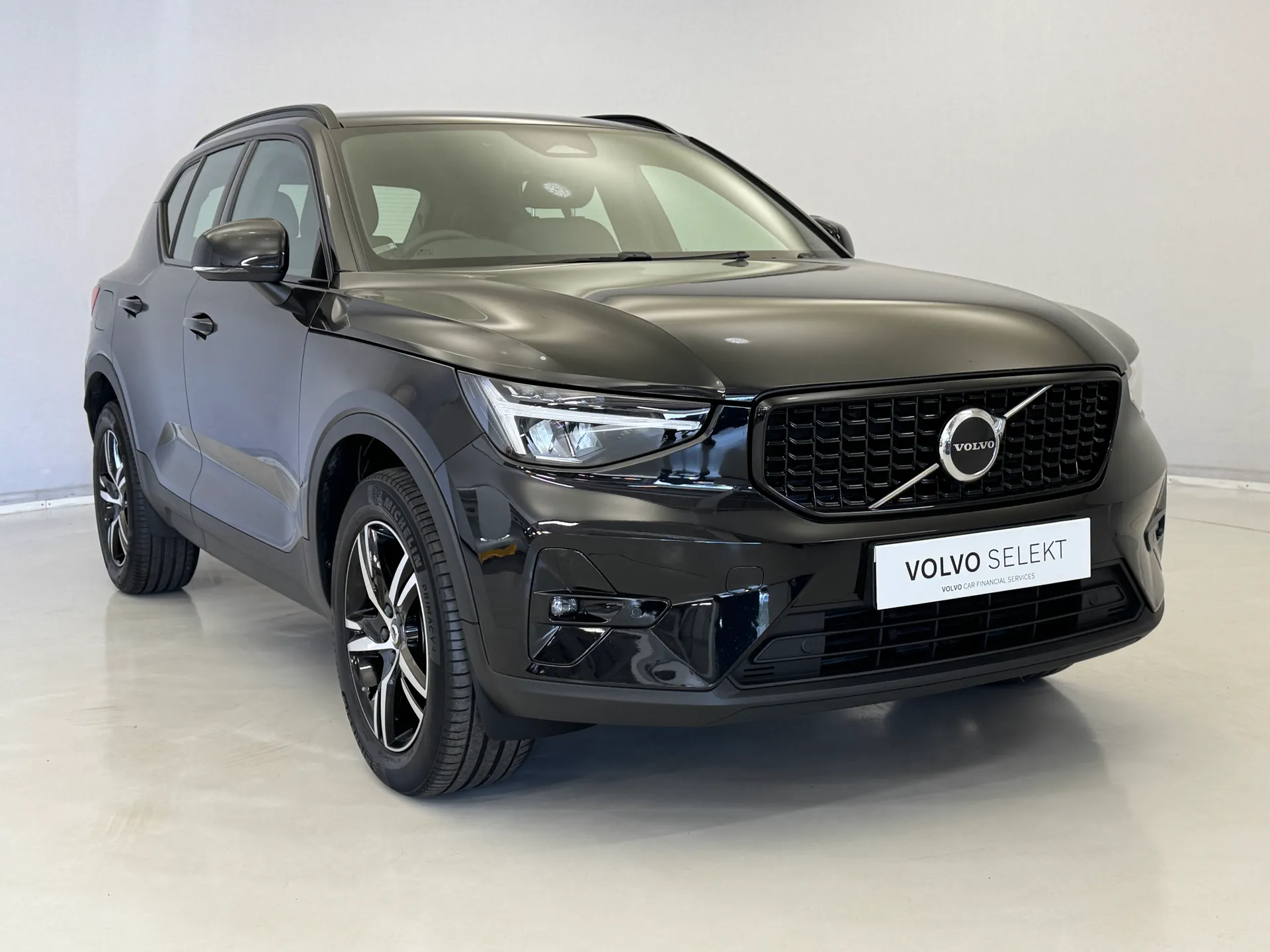 DX22LWH Volvo XC40 2.0 B3P Plus Dark 5dr Auto Image #1