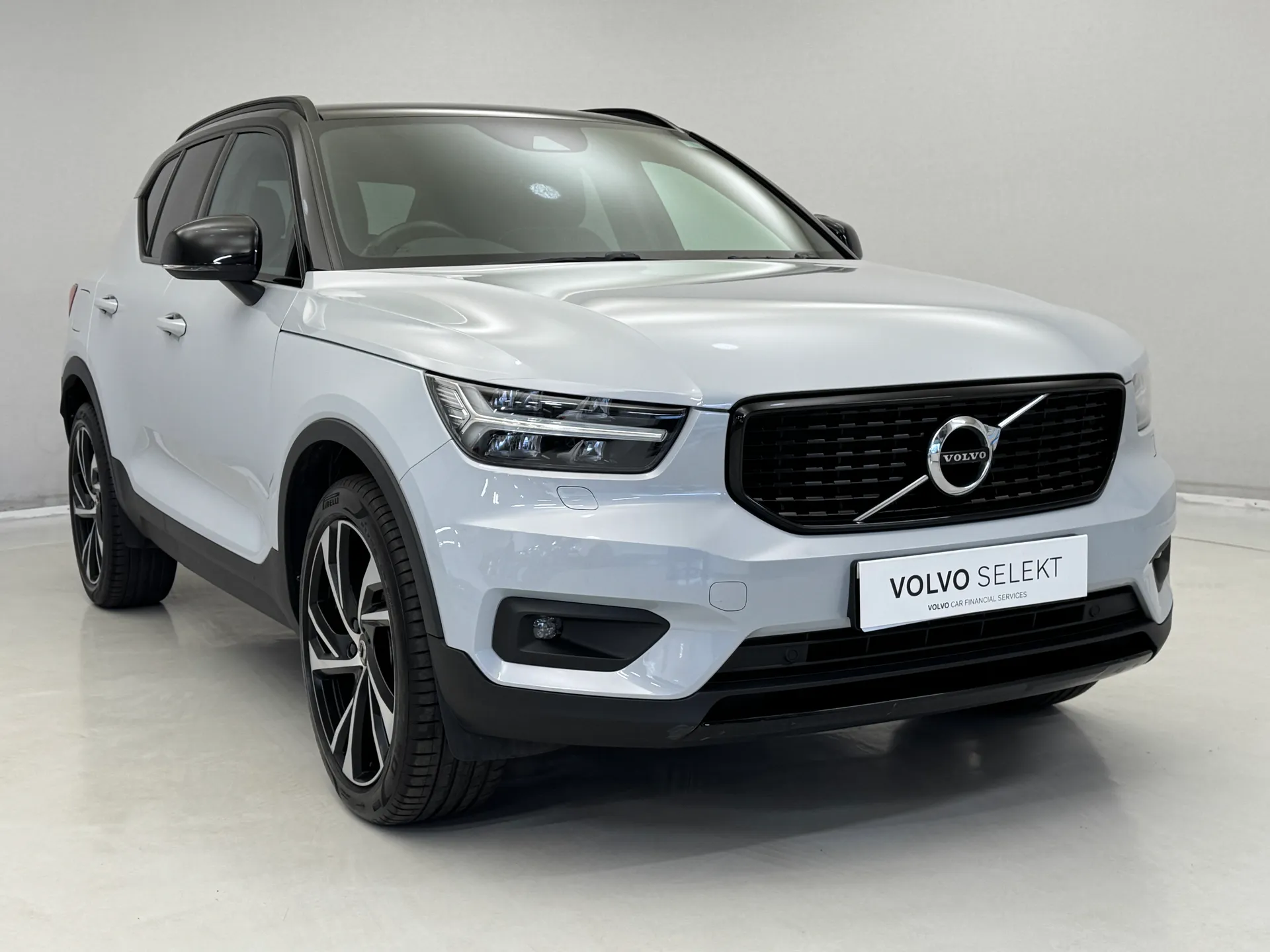 DE70KUK Volvo XC40 2.0 B4P R DESIGN Pro 5dr Auto Image #1