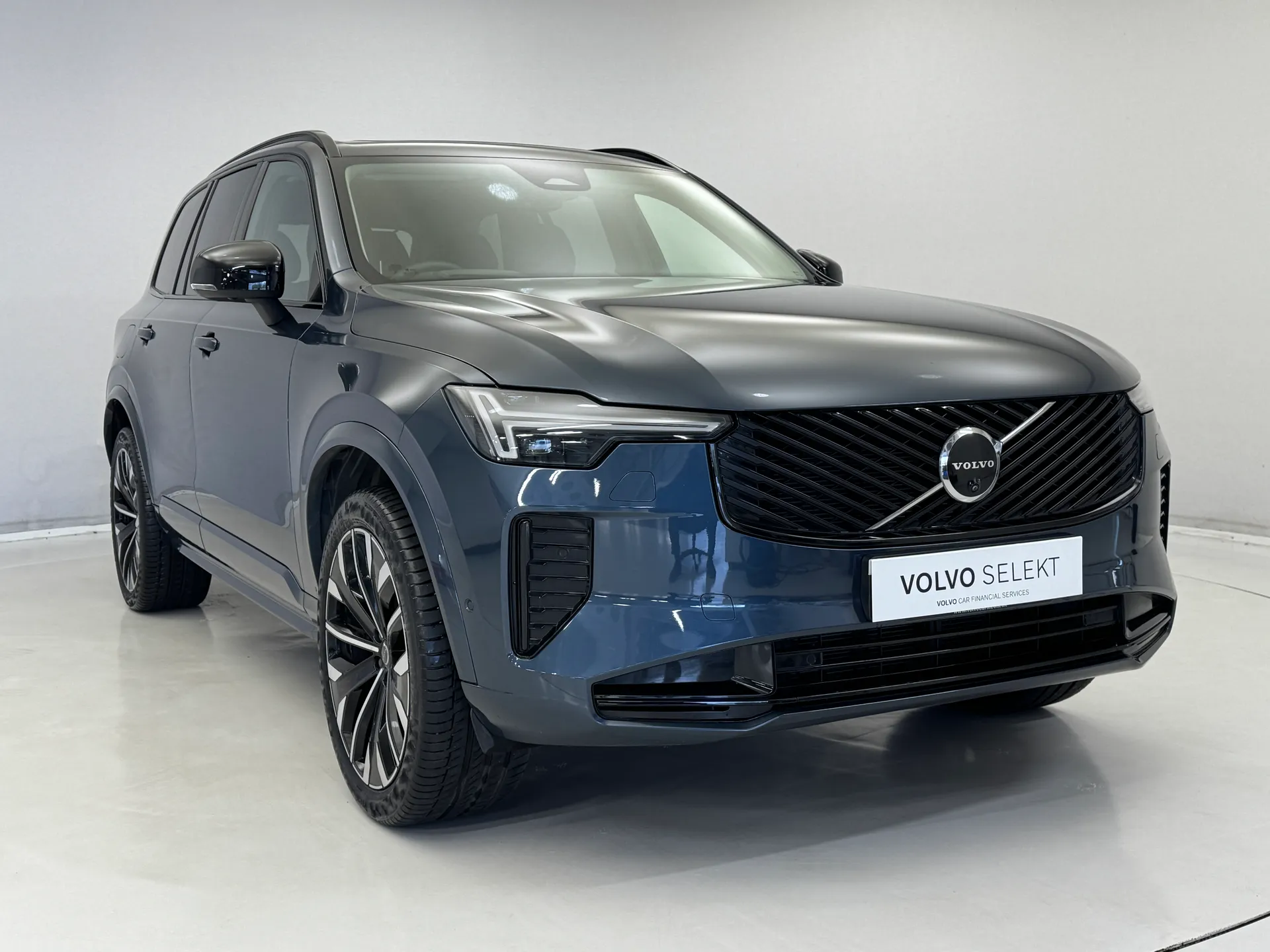 RF74UNL Volvo XC90 2.0 B5P Ultra Dark 5dr AWD Geartronic Image #1