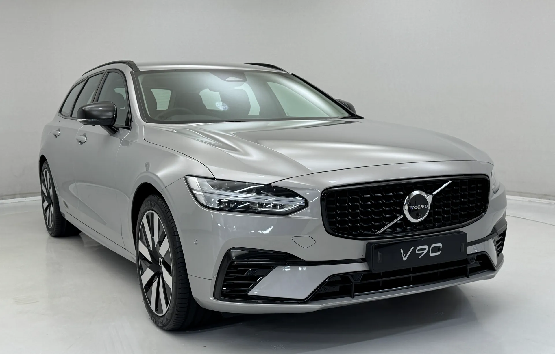 DN75ZTE Volvo V90 2.0 T6 [350] PHEV Plus Dark 5dr AWD Auto Image #1