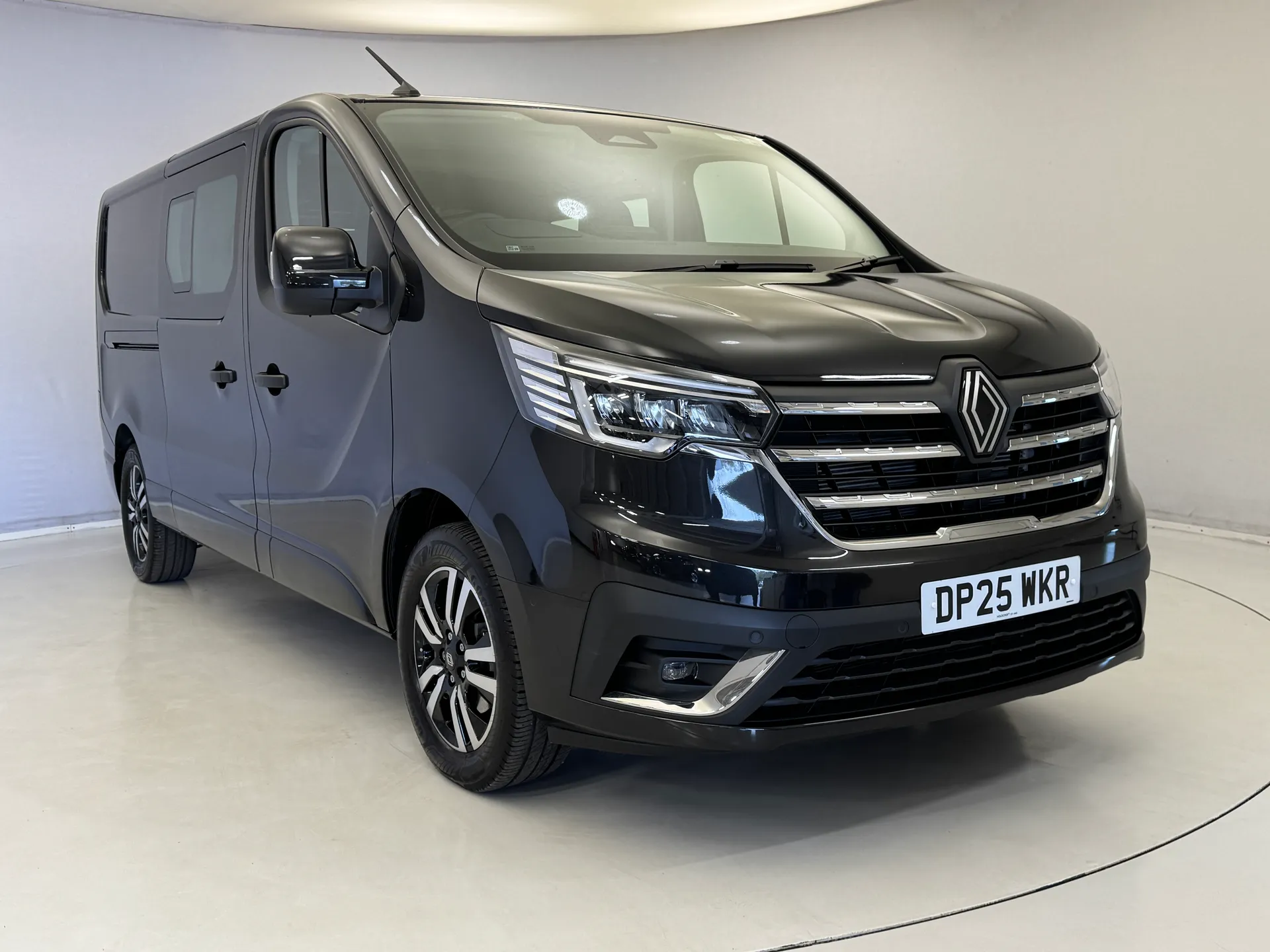 DP25WKR Renault Trafic LL30 Blue dCi 170 Extra Sport[Safety] Crew Van EDC Image #1