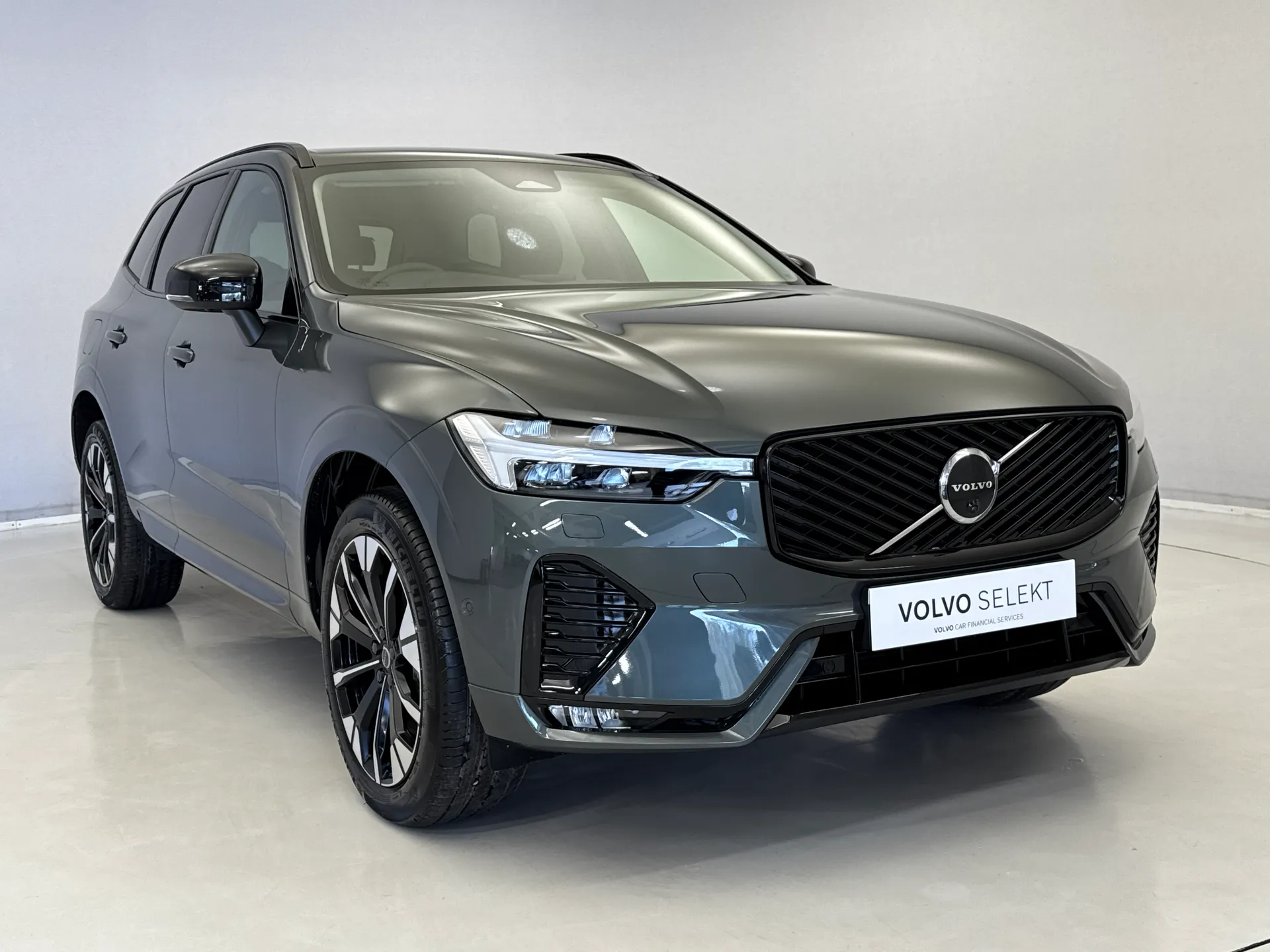 DU26YTP Volvo XC60 2.0 B5P Plus Pro Dark 5dr AWD Geartronic Image #1