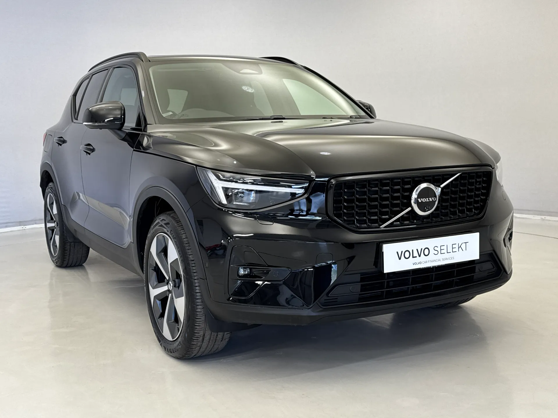 LV73OJH Volvo XC40 2.0 B4P Ultimate Dark 5dr Auto Image #1