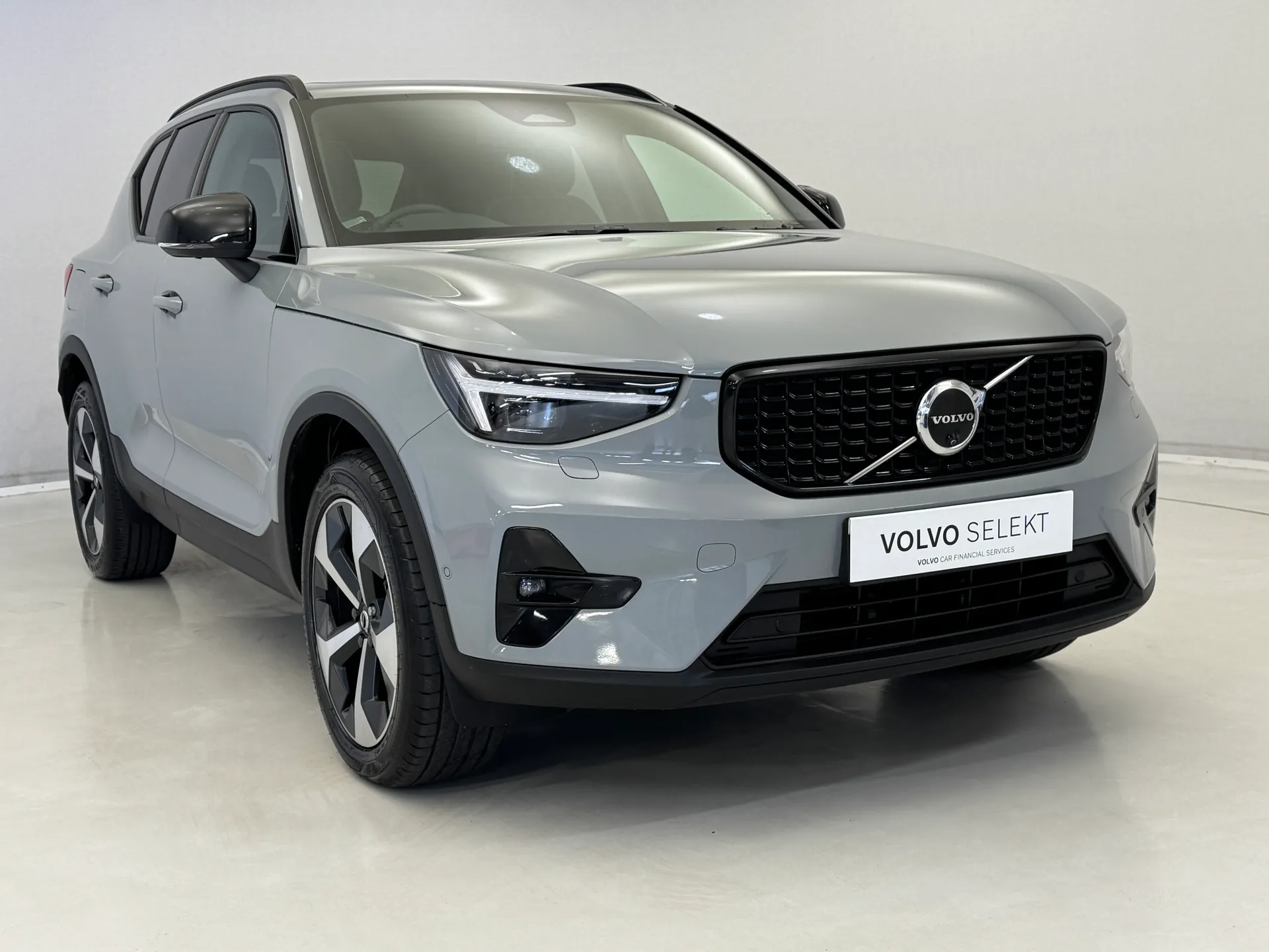 DN73TXB Volvo XC40 2.0 B4P Ultimate Dark 5dr Auto Image #1