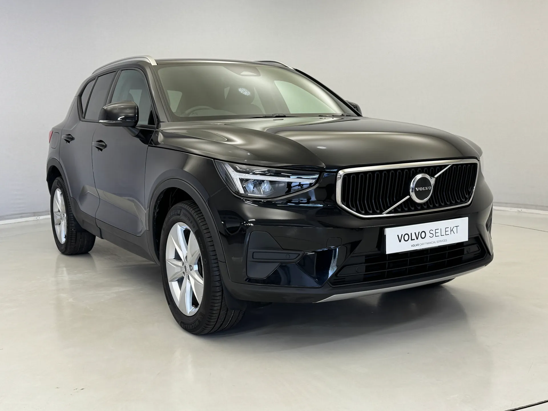 RE25LBL Volvo XC40 2.0 B3P Core 5dr Auto Image #1