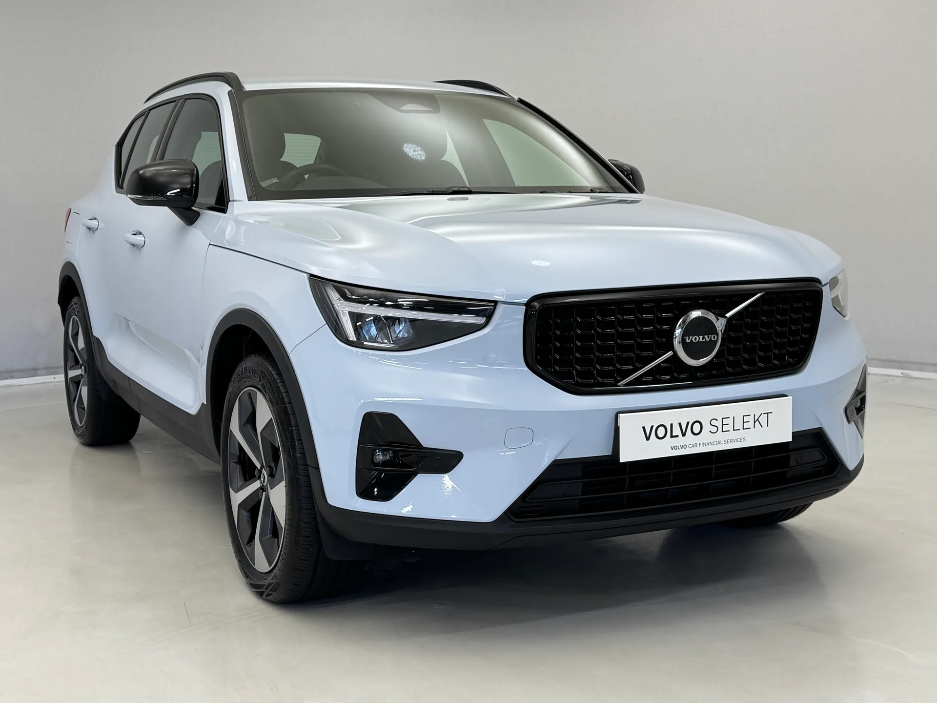DY74BFJ Volvo XC40 2.0 B3P Plus Dark 5dr Auto Image #1