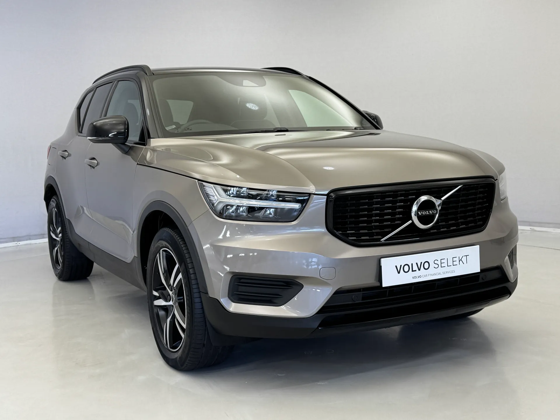 BT22DPY Volvo XC40 2.0 B4P R DESIGN 5dr AWD Auto [7 speed] Image #1