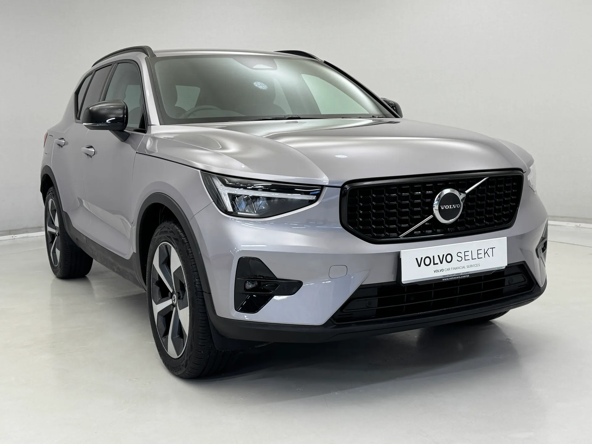 OV75ULP Volvo XC40 2.0 B3P Plus Dark 5dr Auto Image #1