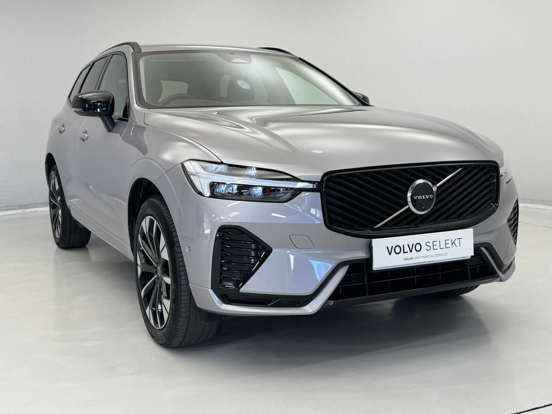 OY75XBB Volvo XC60 2.0 B5P Plus Dark 5dr AWD Geartronic Image #1