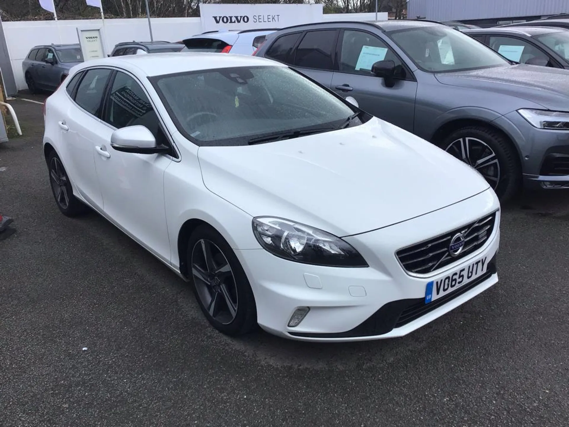 VO65UTY Volvo V40 D2 R DESIGN 5dr Image #1