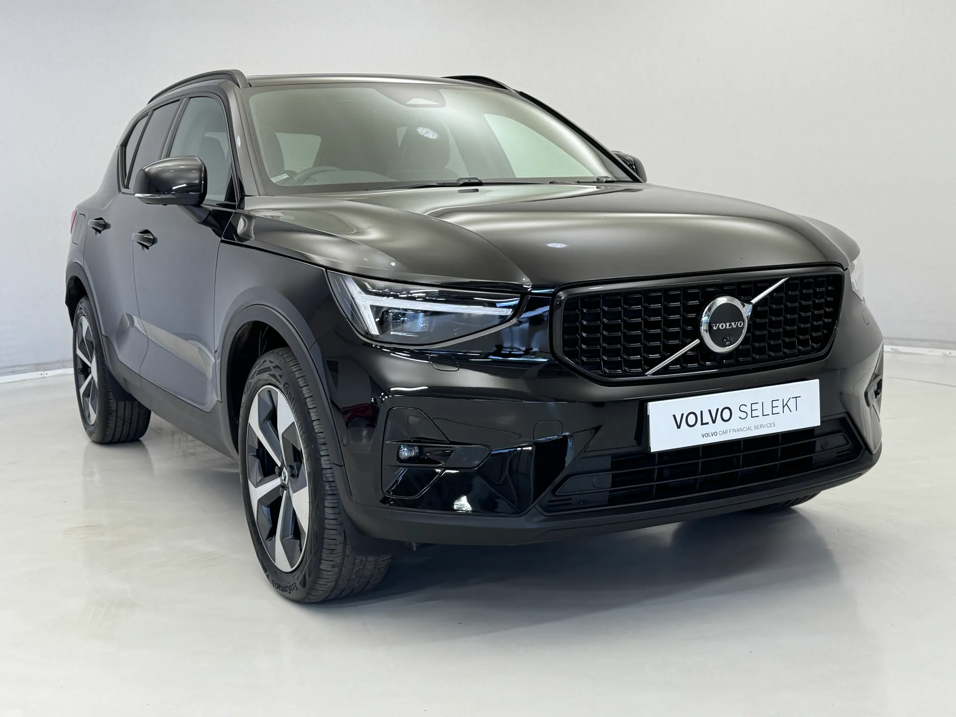 DV73NXD Volvo XC40 2.0 B3P Ultimate Dark 5dr Auto Image #1