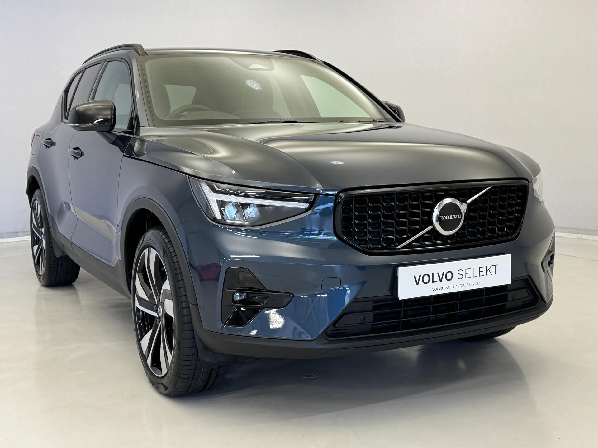 DY75MPF Volvo XC40 2.0 B3P Plus Dark 5dr Auto Image #1