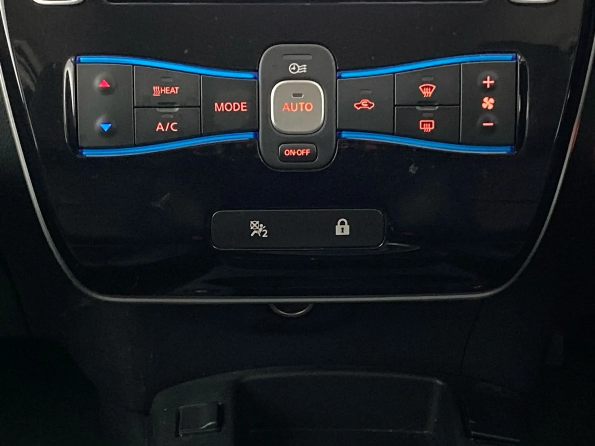 2016 Nissan Leaf thumbnail 17