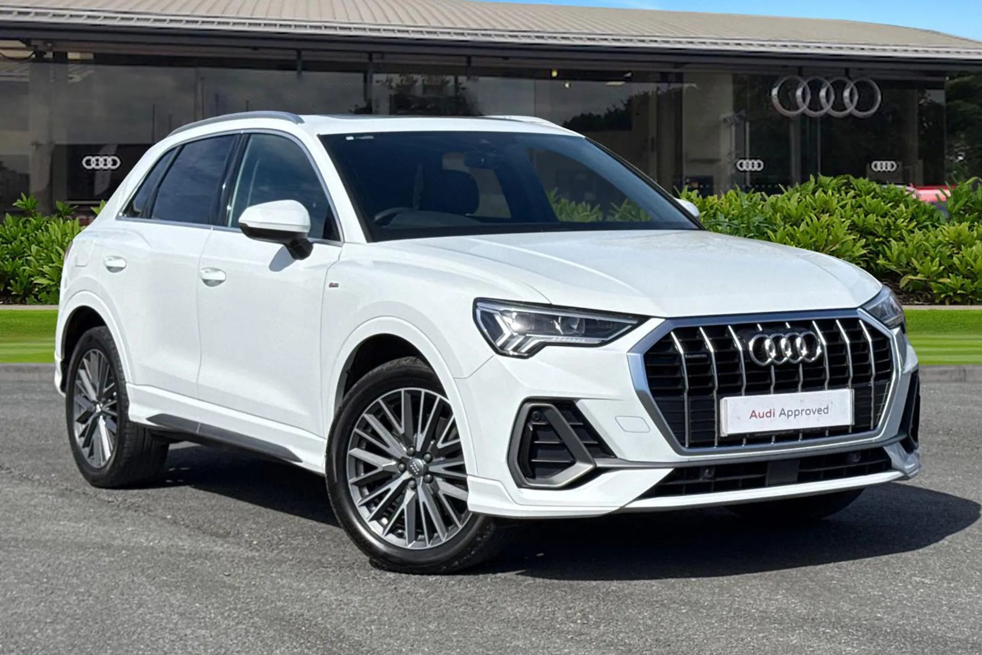 DG19YWB Audi Q3 S line 40 TFSI quattro 190 PS S tronic Image #1