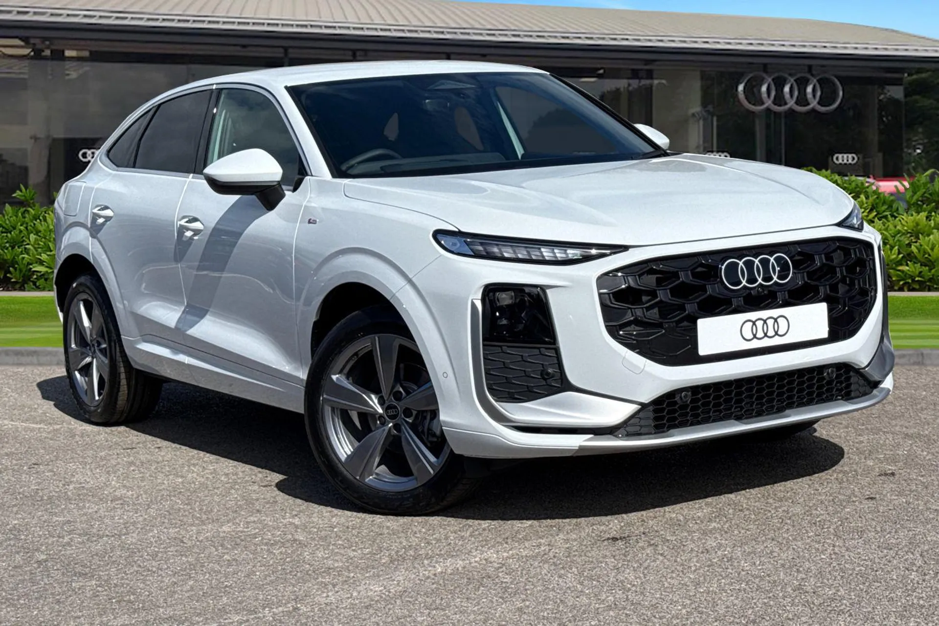 Audi Q3 1.5 TFSI S line Sportback S Tronic Euro 6 (s/s) 5dr Image #1
