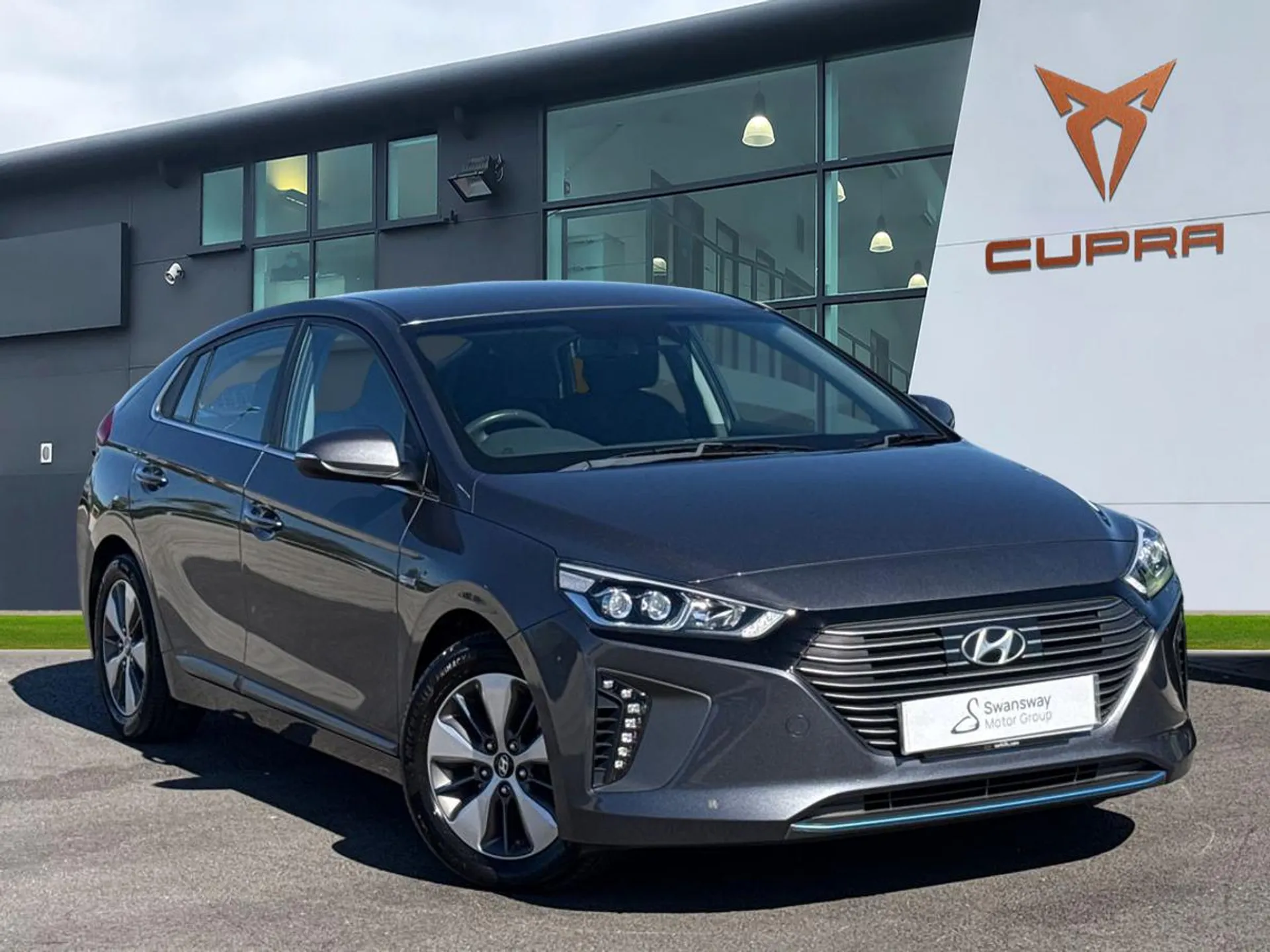 DG18AZW Hyundai Ioniq 1.6 h-GDi 8.9kWh Premium DCT Euro 6 (s/s) 5dr Image #1