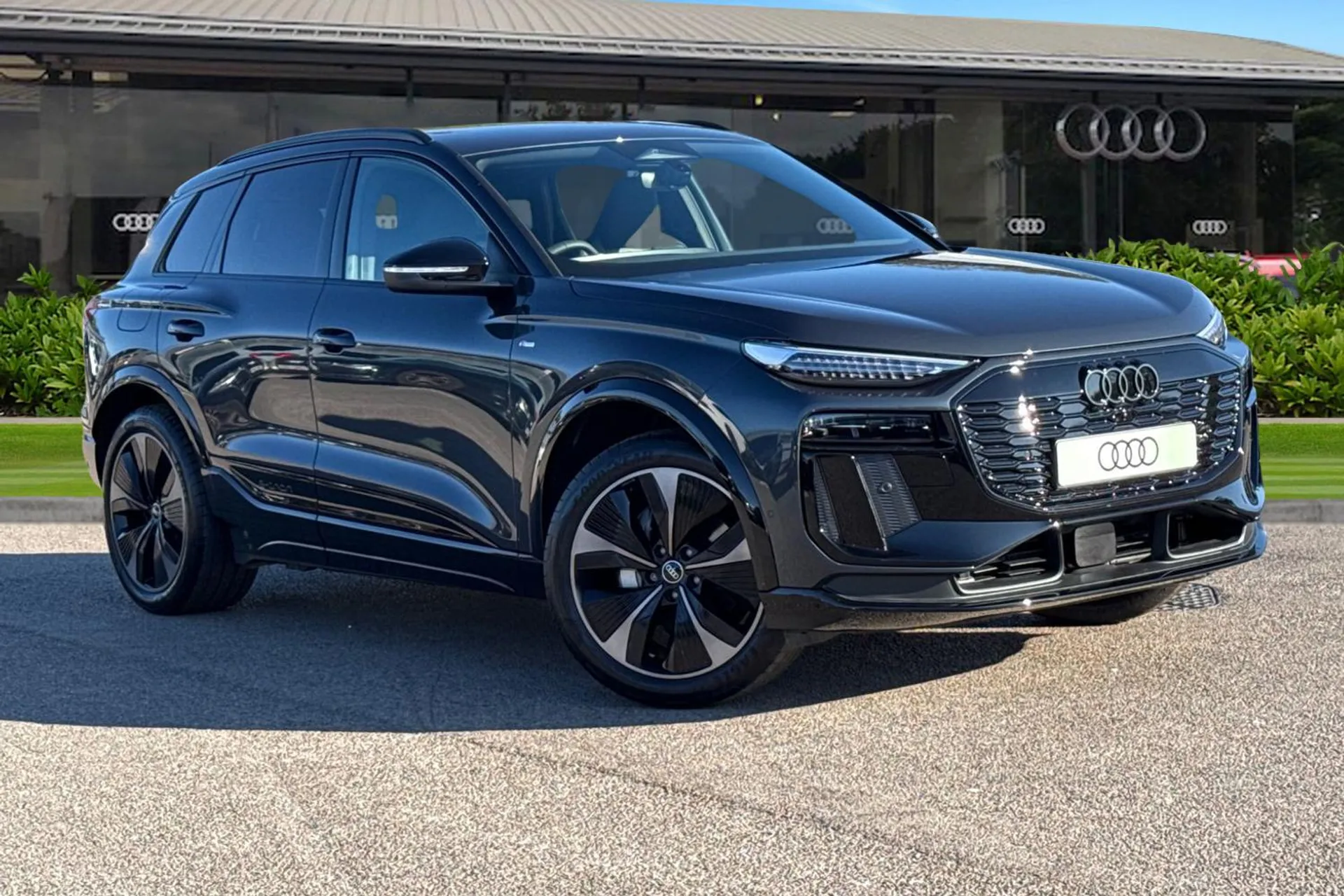 Audi Q6 E-Tron 100kWh Black Edition Auto quattro 5dr Image #1