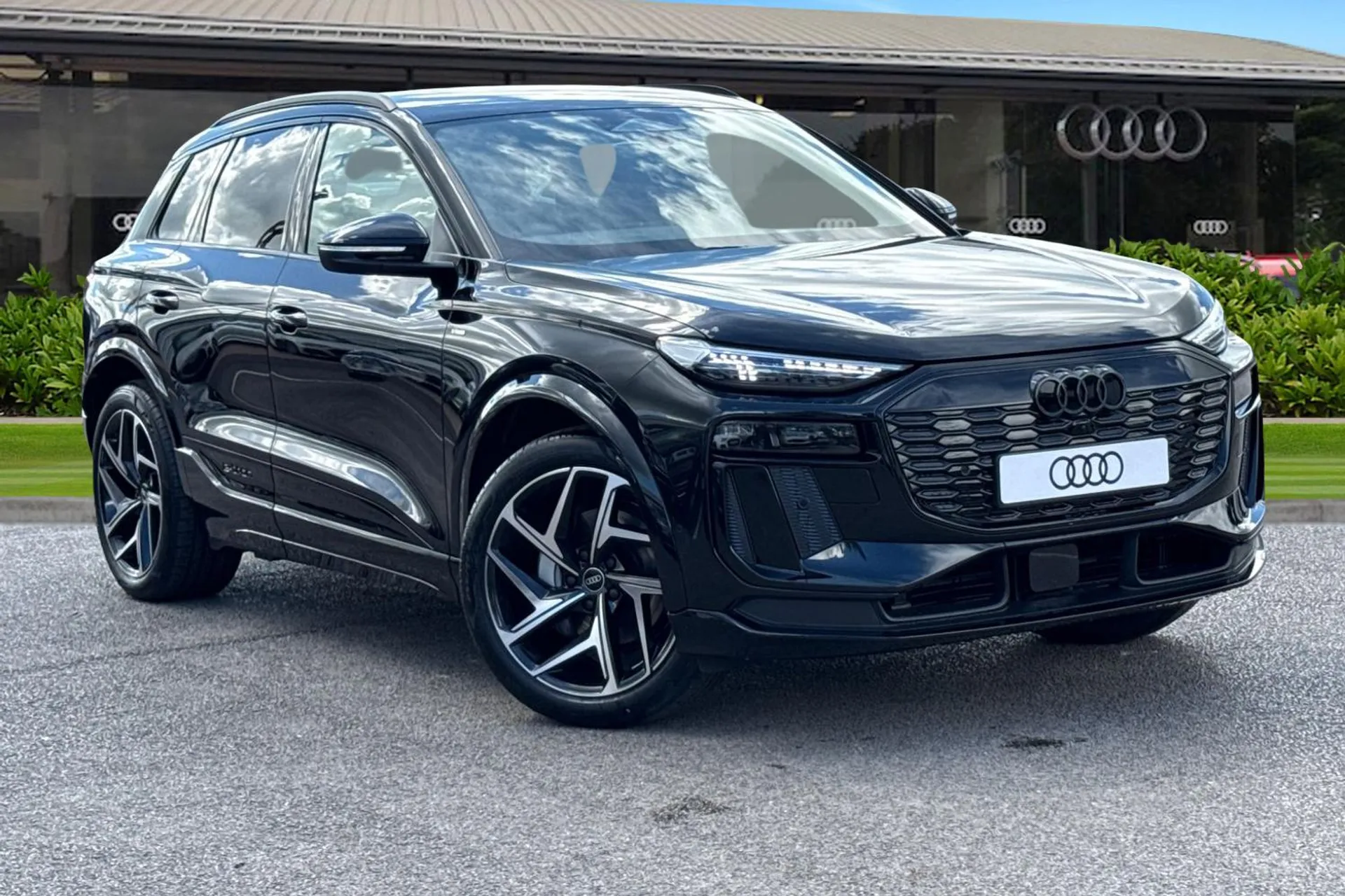 Audi Q6 E-Tron 100kWh Black Edition Auto quattro 5dr Image #1