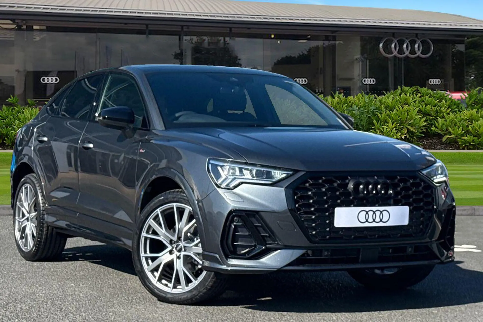 PX25XEV Audi Q3 Black Edition 35 TFSI 150 PS S tronic Image #1