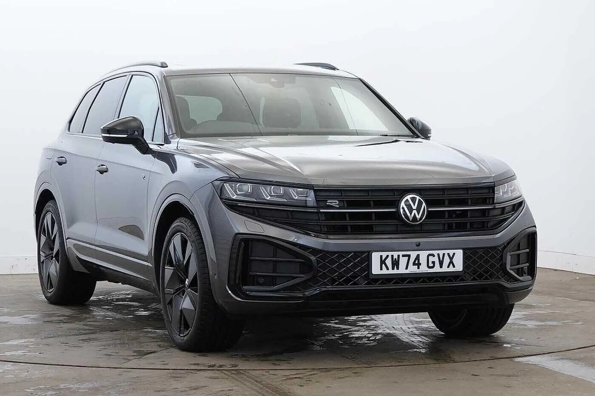 KW74GVX Volkswagen Touareg 3.0 V6 TDI 4Motion 286 Black Edition 5dr Tip Auto Image #1