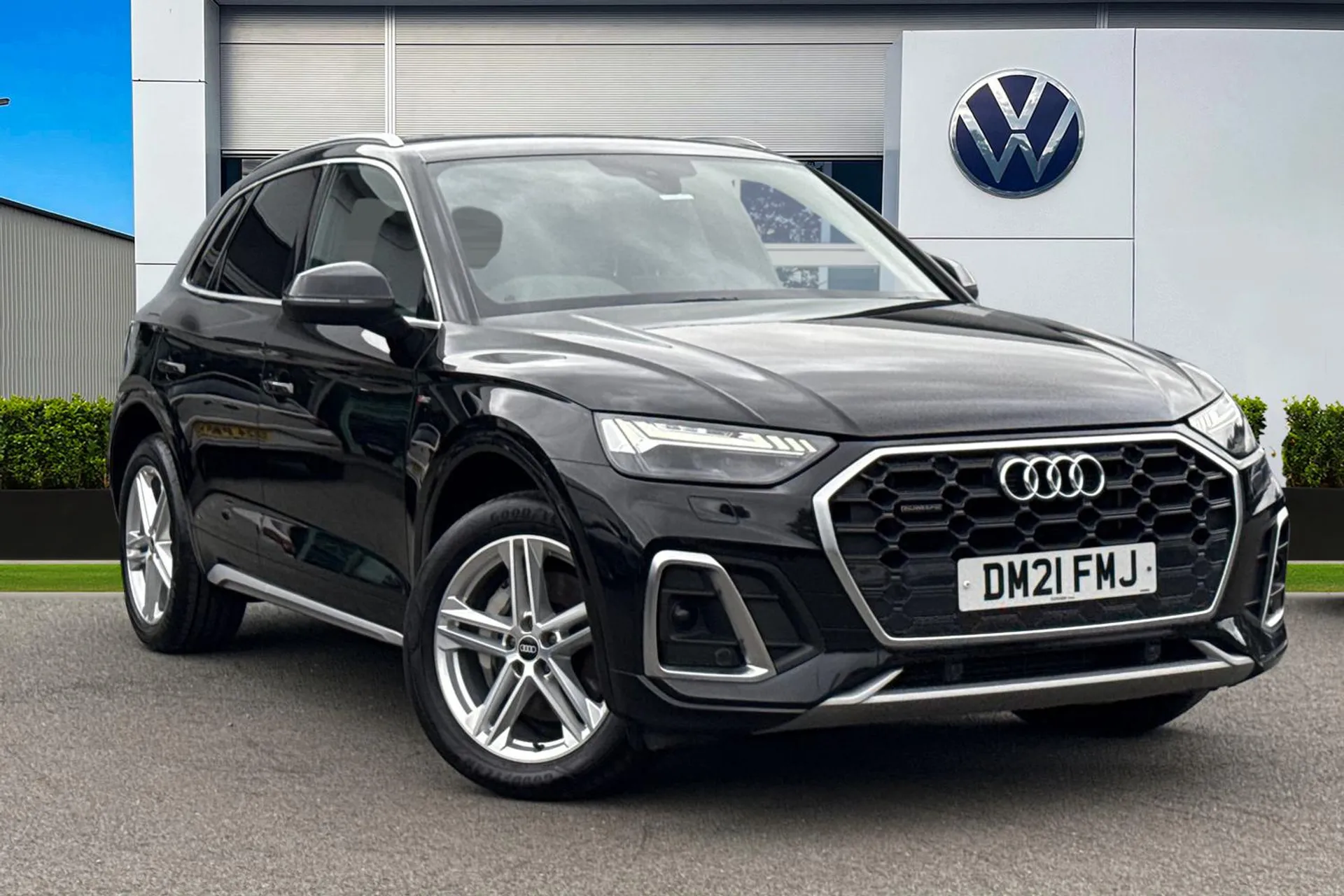 DM21FMJ Audi Q5 2.0 TFSIe 50 S line S Tronic quattro Euro 6 (s/s) 5dr 17.9kWh Image #1