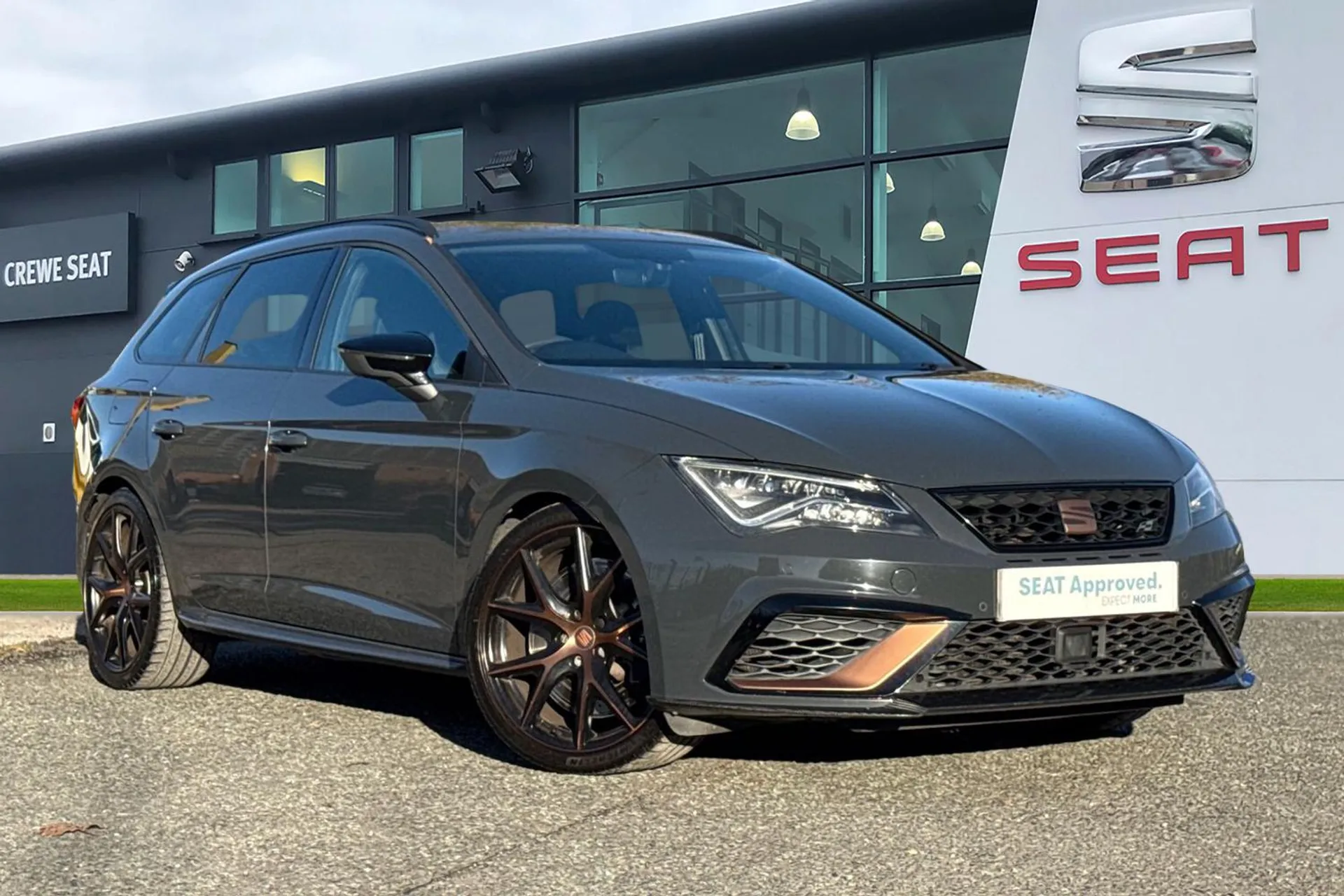 KT69LHZ SEAT Leon 2.0 TSI Cupra R ST ST DSG 4Drive Euro 6 (s/s) 5dr Image #1