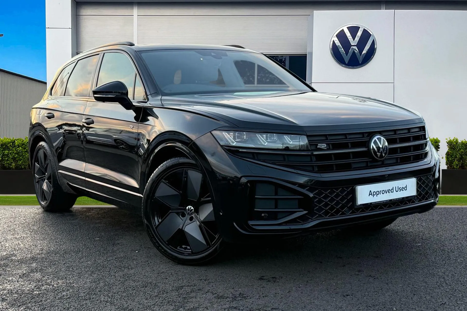 MM25UWJ Volkswagen Touareg 3.0 V6 TDI 4Motion 286 Black Edition 5dr Tip Auto Image #1