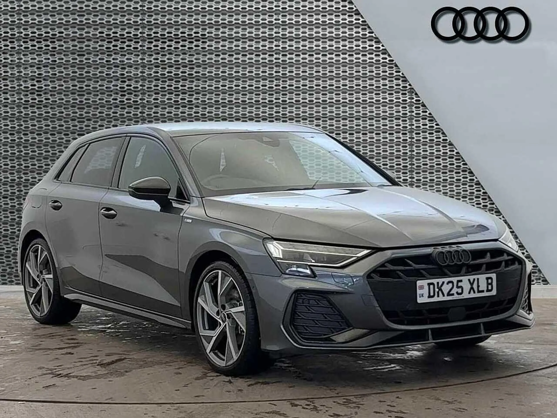 DK25XLB Audi A3 Black Edition 35 TFSI 150 PS S tronic Image #1