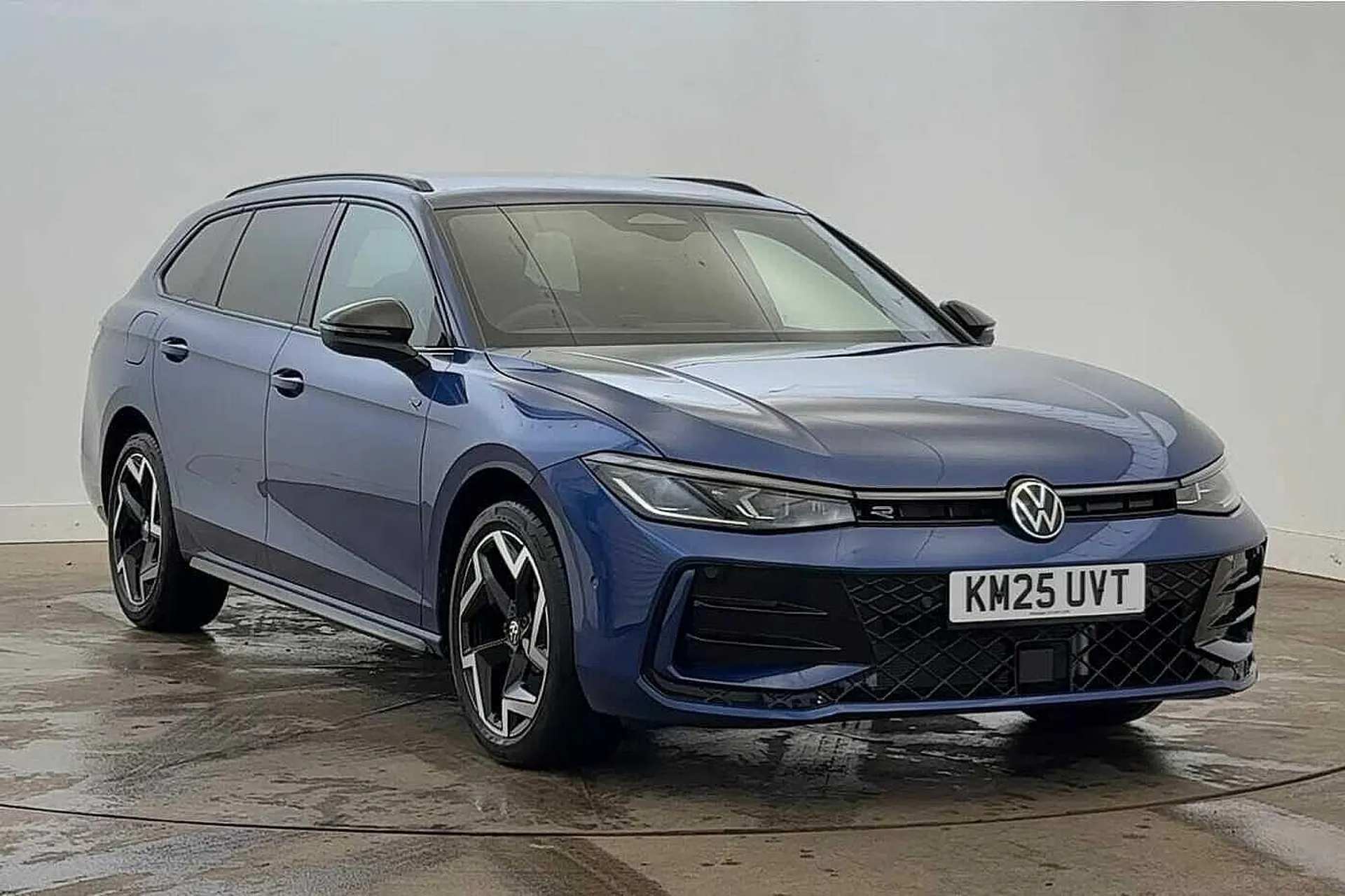 KM25UVT Volkswagen Passat 1.5 TSI eHybrid R-Line 5dr DSG Image #1