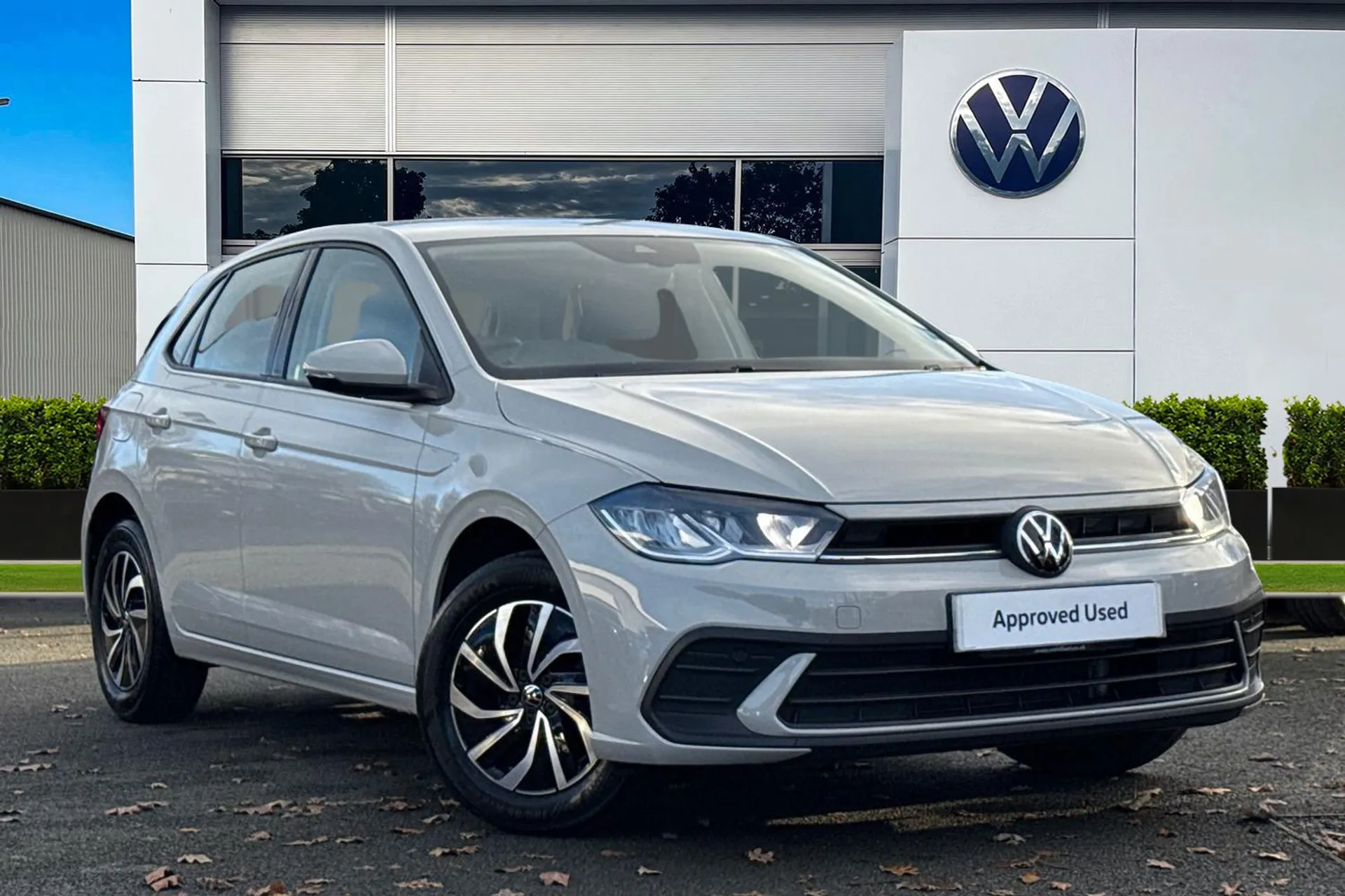 YJ23SBN Volkswagen Polo 1.0 Life 5dr | Automatic Lights | Wireless App-Connect Image #1