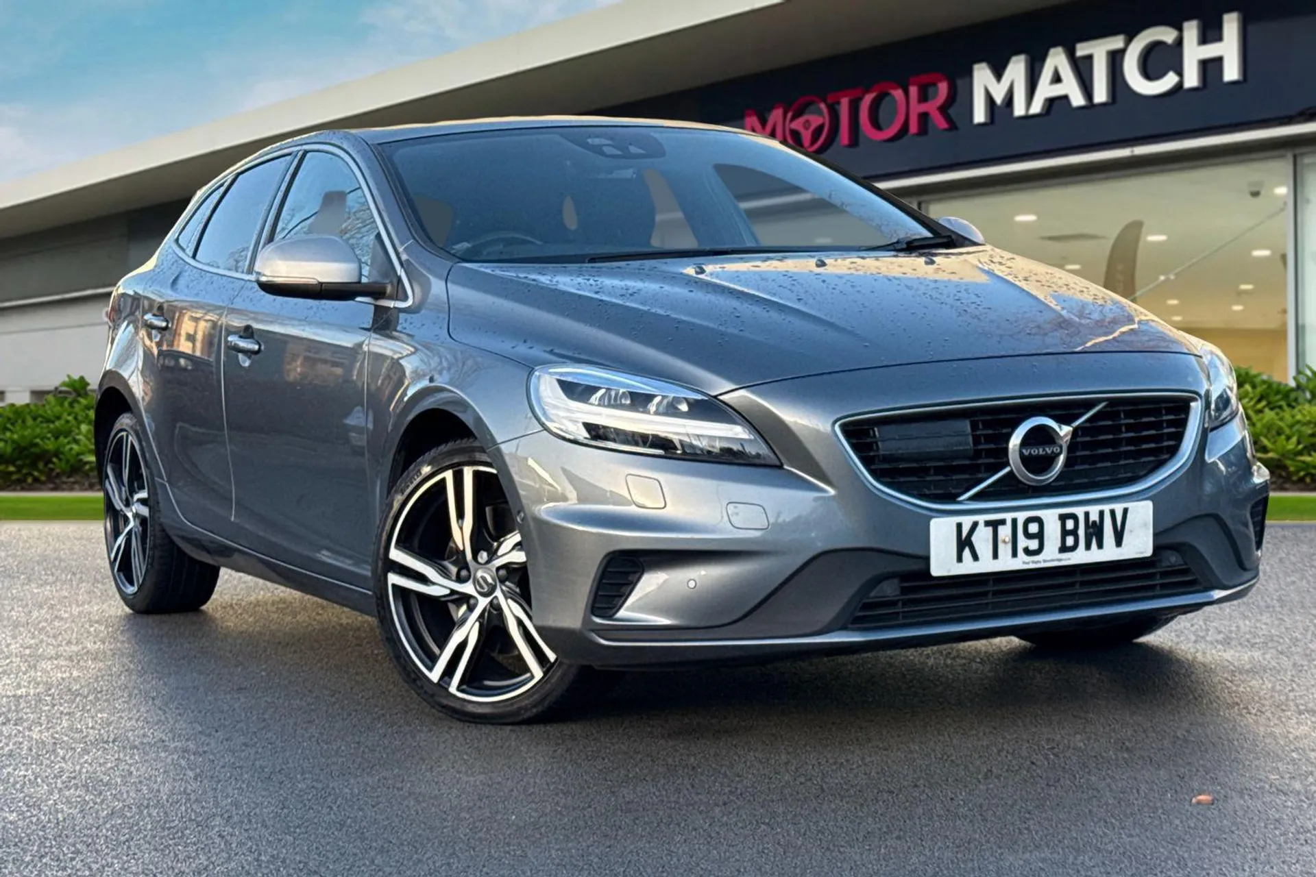 KT19BWV Volvo V40 1.5 T3 R-Design Edition Auto Euro 6 (s/s) 5dr Image #1