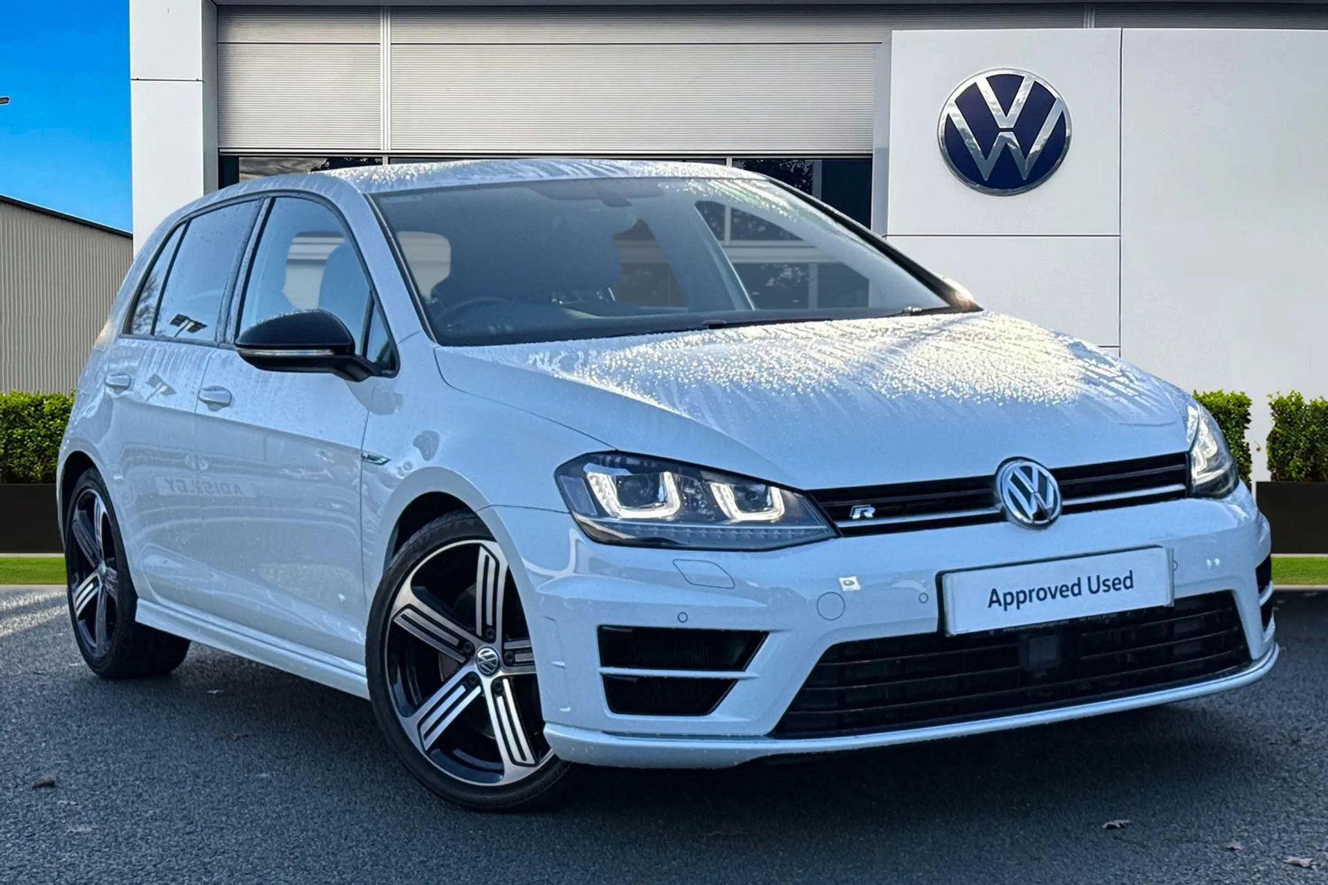 DG17AHX Volkswagen Golf Golf R 2.0 TSI 300 PS 6-speed DSG | Heated Seats | Parking Sensors Image #1