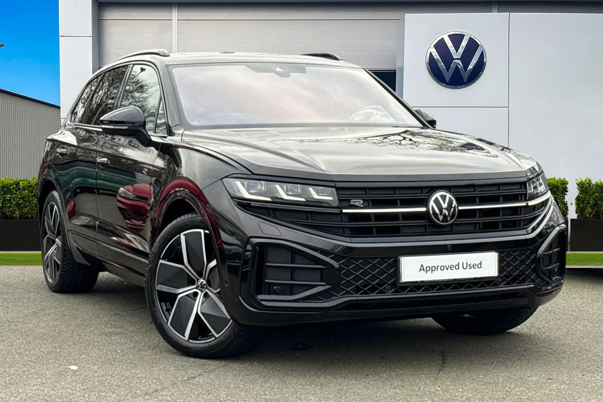 DC25VWB Volkswagen Touareg 3.0 V6 TDI 4Motion 286 Black Edition | Dynaudio | Towbar | Head Up Display Image #1