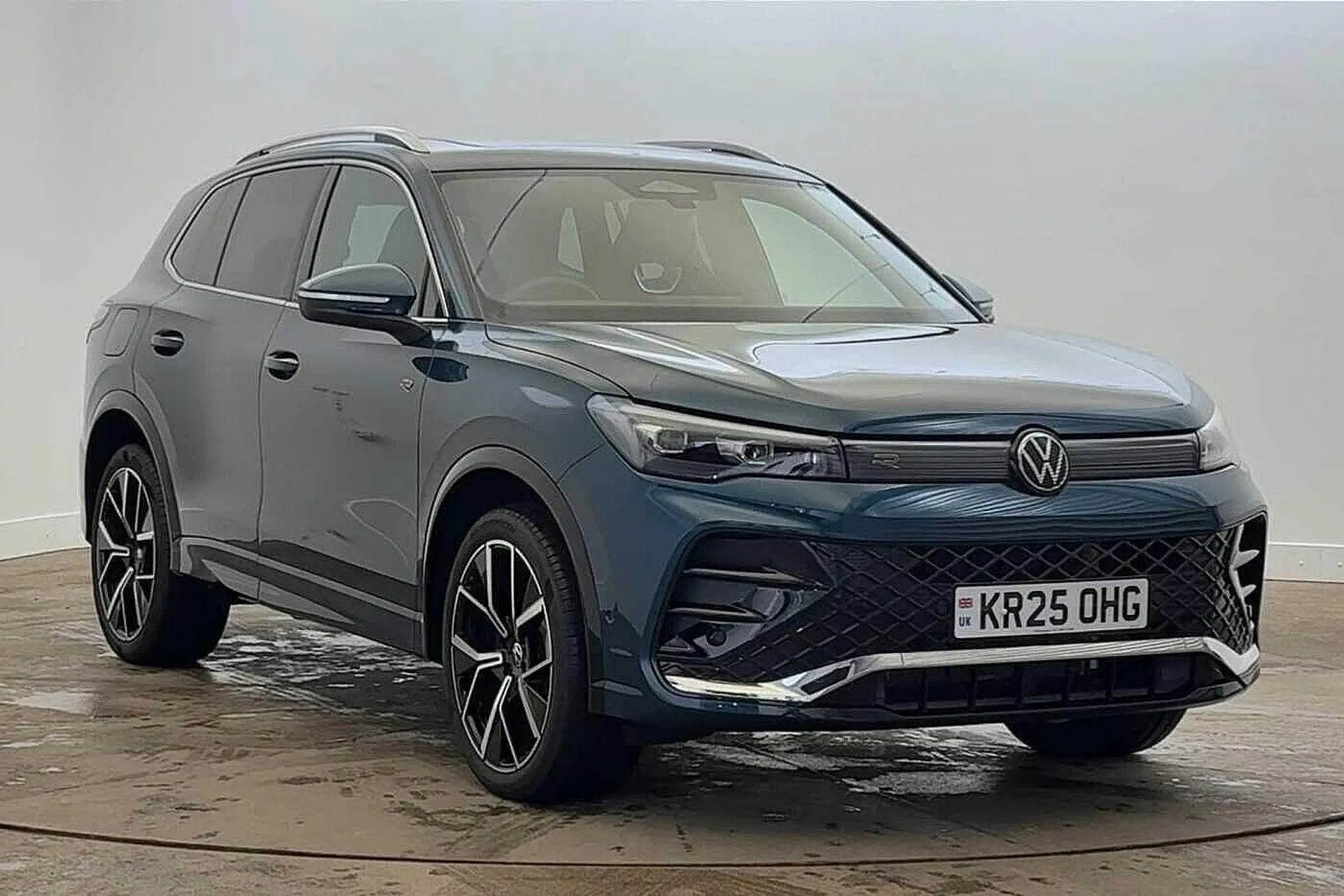 KR25OHG Volkswagen Tiguan 1.5 TSI 272 eHybrid R-Line 5dr DSG ⭐Tilting and sliding panoramic sunroof ⭐ Image #1