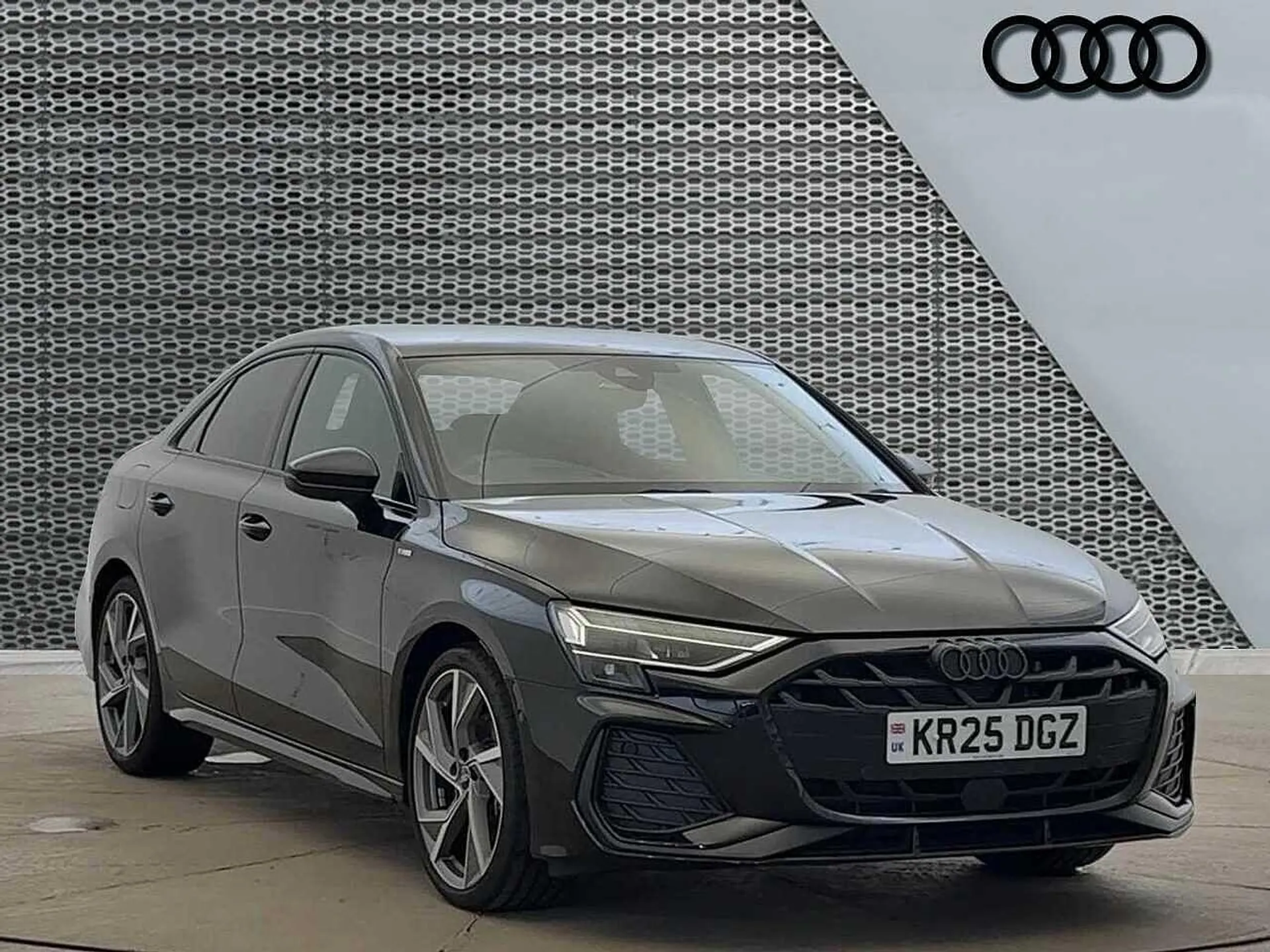 KR25DGZ Audi A3 Black Edition 35 TFSI  150 PS S tronic Image #1