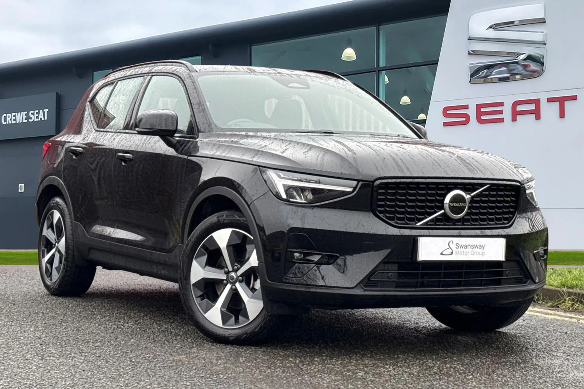 DL25RXT Volvo Xc40 2.0 B4P Plus Dark 5dr Auto Image #1